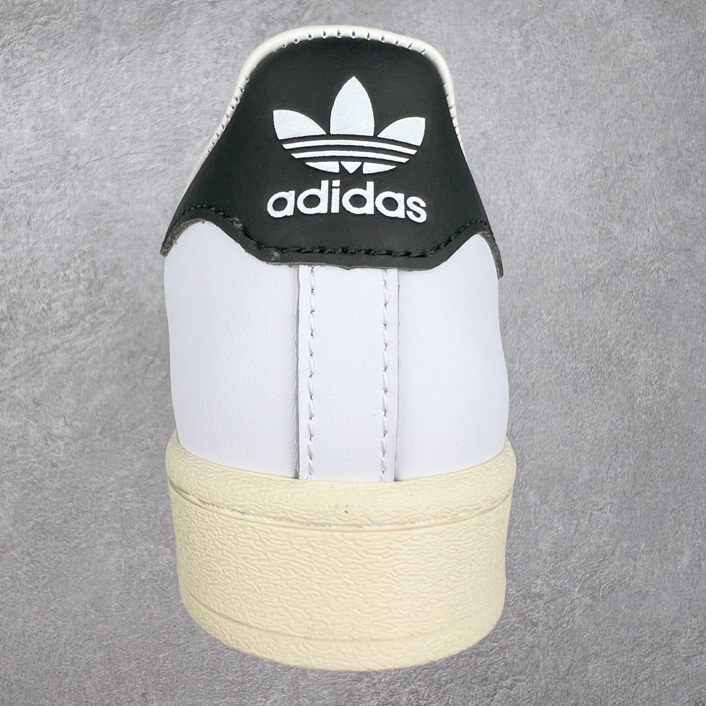 图片[8]-AD Originals Superstar 经典复古贝壳头板鞋 ID4675 诞生于1969年 是第一双将全皮面鞋 身与橡胶鞋头结合在一起的低帮篮球鞋 Superstar最开始 是作为高帮篮球鞋Pro Model的低帮版本而出现的 但因为其独特和醒目的橡胶鞋头造型而让大家熟知 被大家形象地称为\\\”shelltoe\\\”贝壳头 在70年代的美国职业篮球场上 接近3/4的NBA球员都将这双Superstar作为场上用鞋 80年代之后 经过不断的改良和发展 Superstar逐渐成为横跨时装、音乐、街头文化、休闲和运动等各大领域的时尚潮鞋 尺码：36 36.5 37 38 38.5 39 40 40.5 41 42 42.5 43 44 44.5 45-选品中心