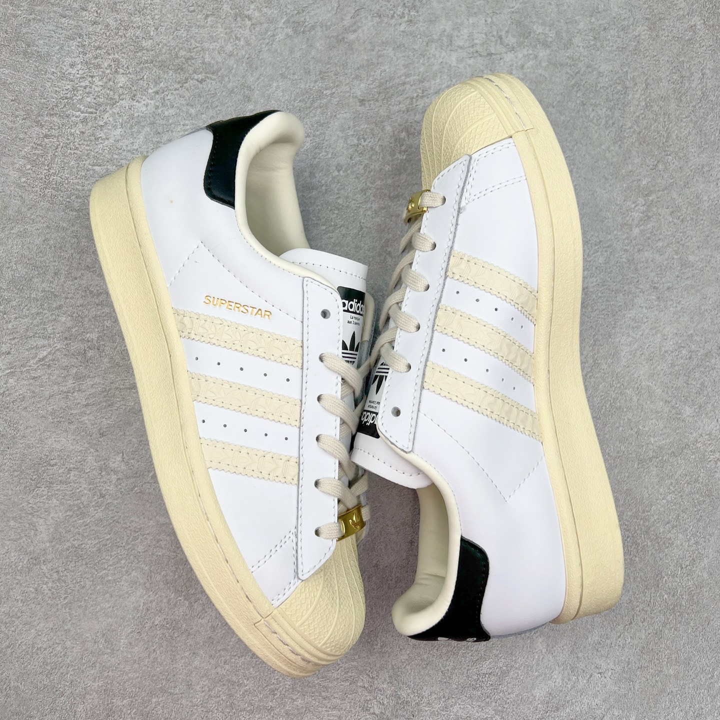 图片[3]-AD Originals Superstar 经典复古贝壳头板鞋 ID4675 诞生于1969年 是第一双将全皮面鞋 身与橡胶鞋头结合在一起的低帮篮球鞋 Superstar最开始 是作为高帮篮球鞋Pro Model的低帮版本而出现的 但因为其独特和醒目的橡胶鞋头造型而让大家熟知 被大家形象地称为\\\”shelltoe\\\”贝壳头 在70年代的美国职业篮球场上 接近3/4的NBA球员都将这双Superstar作为场上用鞋 80年代之后 经过不断的改良和发展 Superstar逐渐成为横跨时装、音乐、街头文化、休闲和运动等各大领域的时尚潮鞋 尺码：36 36.5 37 38 38.5 39 40 40.5 41 42 42.5 43 44 44.5 45-选品中心