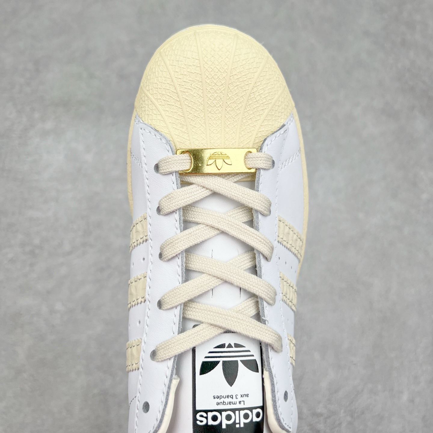 图片[4]-AD Originals Superstar 经典复古贝壳头板鞋 ID4675 诞生于1969年 是第一双将全皮面鞋 身与橡胶鞋头结合在一起的低帮篮球鞋 Superstar最开始 是作为高帮篮球鞋Pro Model的低帮版本而出现的 但因为其独特和醒目的橡胶鞋头造型而让大家熟知 被大家形象地称为\\\”shelltoe\\\”贝壳头 在70年代的美国职业篮球场上 接近3/4的NBA球员都将这双Superstar作为场上用鞋 80年代之后 经过不断的改良和发展 Superstar逐渐成为横跨时装、音乐、街头文化、休闲和运动等各大领域的时尚潮鞋 尺码：36 36.5 37 38 38.5 39 40 40.5 41 42 42.5 43 44 44.5 45-选品中心