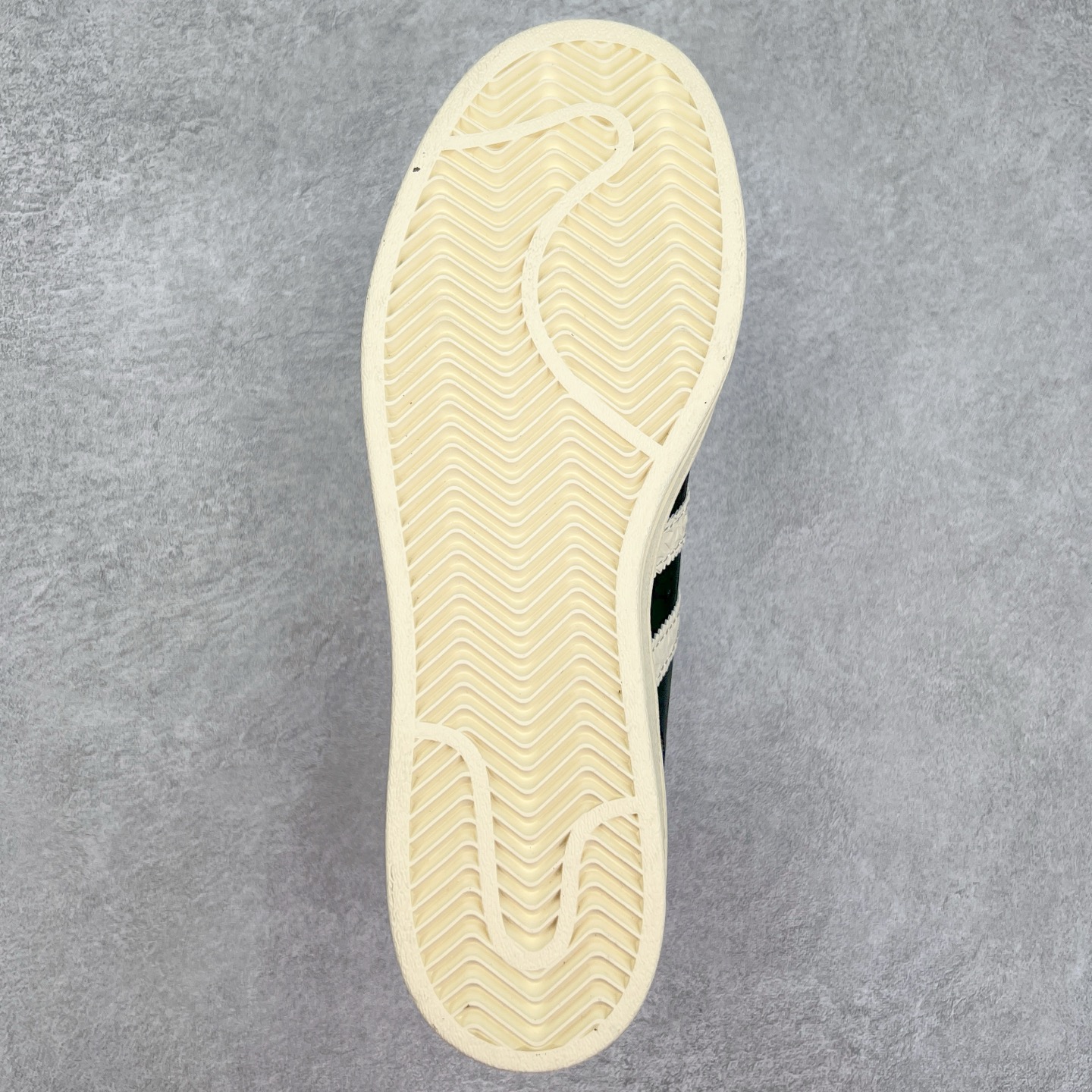 图片[9]-AD Originals Superstar 经典复古贝壳头板鞋 ID4676 诞生于1969年 是第一双将全皮面鞋 身与橡胶鞋头结合在一起的低帮篮球鞋 Superstar最开始 是作为高帮篮球鞋Pro Model的低帮版本而出现的 但因为其独特和醒目的橡胶鞋头造型而让大家熟知 被大家形象地称为\\\”shelltoe\\\”贝壳头 在70年代的美国职业篮球场上 接近3/4的NBA球员都将这双Superstar作为场上用鞋 80年代之后 经过不断的改良和发展 Superstar逐渐成为横跨时装、音乐、街头文化、休闲和运动等各大领域的时尚潮鞋 尺码：36 36.5 37 38 38.5 39 40 40.5 41 42 42.5 43 44 44.5 45-选品中心