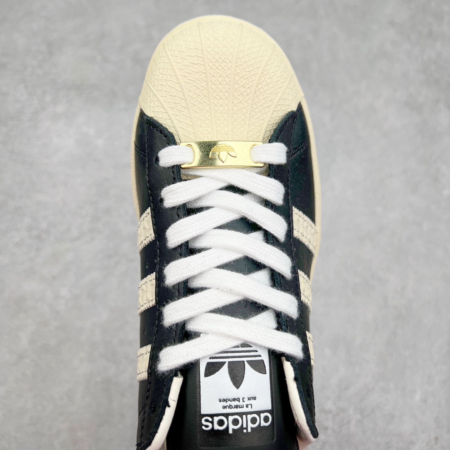 图片[4]-AD Originals Superstar 经典复古贝壳头板鞋 ID4676 诞生于1969年 是第一双将全皮面鞋 身与橡胶鞋头结合在一起的低帮篮球鞋 Superstar最开始 是作为高帮篮球鞋Pro Model的低帮版本而出现的 但因为其独特和醒目的橡胶鞋头造型而让大家熟知 被大家形象地称为\\\”shelltoe\\\”贝壳头 在70年代的美国职业篮球场上 接近3/4的NBA球员都将这双Superstar作为场上用鞋 80年代之后 经过不断的改良和发展 Superstar逐渐成为横跨时装、音乐、街头文化、休闲和运动等各大领域的时尚潮鞋 尺码：36 36.5 37 38 38.5 39 40 40.5 41 42 42.5 43 44 44.5 45-选品中心