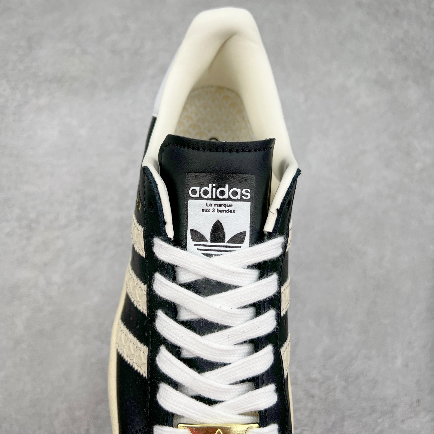 图片[5]-AD Originals Superstar 经典复古贝壳头板鞋 ID4676 诞生于1969年 是第一双将全皮面鞋 身与橡胶鞋头结合在一起的低帮篮球鞋 Superstar最开始 是作为高帮篮球鞋Pro Model的低帮版本而出现的 但因为其独特和醒目的橡胶鞋头造型而让大家熟知 被大家形象地称为\\\”shelltoe\\\”贝壳头 在70年代的美国职业篮球场上 接近3/4的NBA球员都将这双Superstar作为场上用鞋 80年代之后 经过不断的改良和发展 Superstar逐渐成为横跨时装、音乐、街头文化、休闲和运动等各大领域的时尚潮鞋 尺码：36 36.5 37 38 38.5 39 40 40.5 41 42 42.5 43 44 44.5 45-选品中心