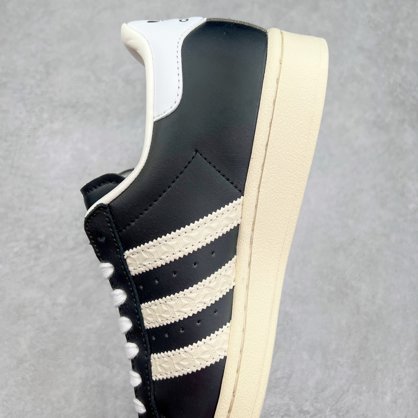 图片[7]-AD Originals Superstar 经典复古贝壳头板鞋 ID4676 诞生于1969年 是第一双将全皮面鞋 身与橡胶鞋头结合在一起的低帮篮球鞋 Superstar最开始 是作为高帮篮球鞋Pro Model的低帮版本而出现的 但因为其独特和醒目的橡胶鞋头造型而让大家熟知 被大家形象地称为\\\”shelltoe\\\”贝壳头 在70年代的美国职业篮球场上 接近3/4的NBA球员都将这双Superstar作为场上用鞋 80年代之后 经过不断的改良和发展 Superstar逐渐成为横跨时装、音乐、街头文化、休闲和运动等各大领域的时尚潮鞋 尺码：36 36.5 37 38 38.5 39 40 40.5 41 42 42.5 43 44 44.5 45-选品中心