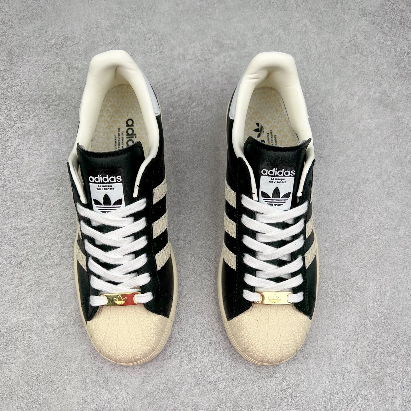 图片[2]-AD Originals Superstar 经典复古贝壳头板鞋 ID4676 诞生于1969年 是第一双将全皮面鞋 身与橡胶鞋头结合在一起的低帮篮球鞋 Superstar最开始 是作为高帮篮球鞋Pro Model的低帮版本而出现的 但因为其独特和醒目的橡胶鞋头造型而让大家熟知 被大家形象地称为\\\”shelltoe\\\”贝壳头 在70年代的美国职业篮球场上 接近3/4的NBA球员都将这双Superstar作为场上用鞋 80年代之后 经过不断的改良和发展 Superstar逐渐成为横跨时装、音乐、街头文化、休闲和运动等各大领域的时尚潮鞋 尺码：36 36.5 37 38 38.5 39 40 40.5 41 42 42.5 43 44 44.5 45-选品中心