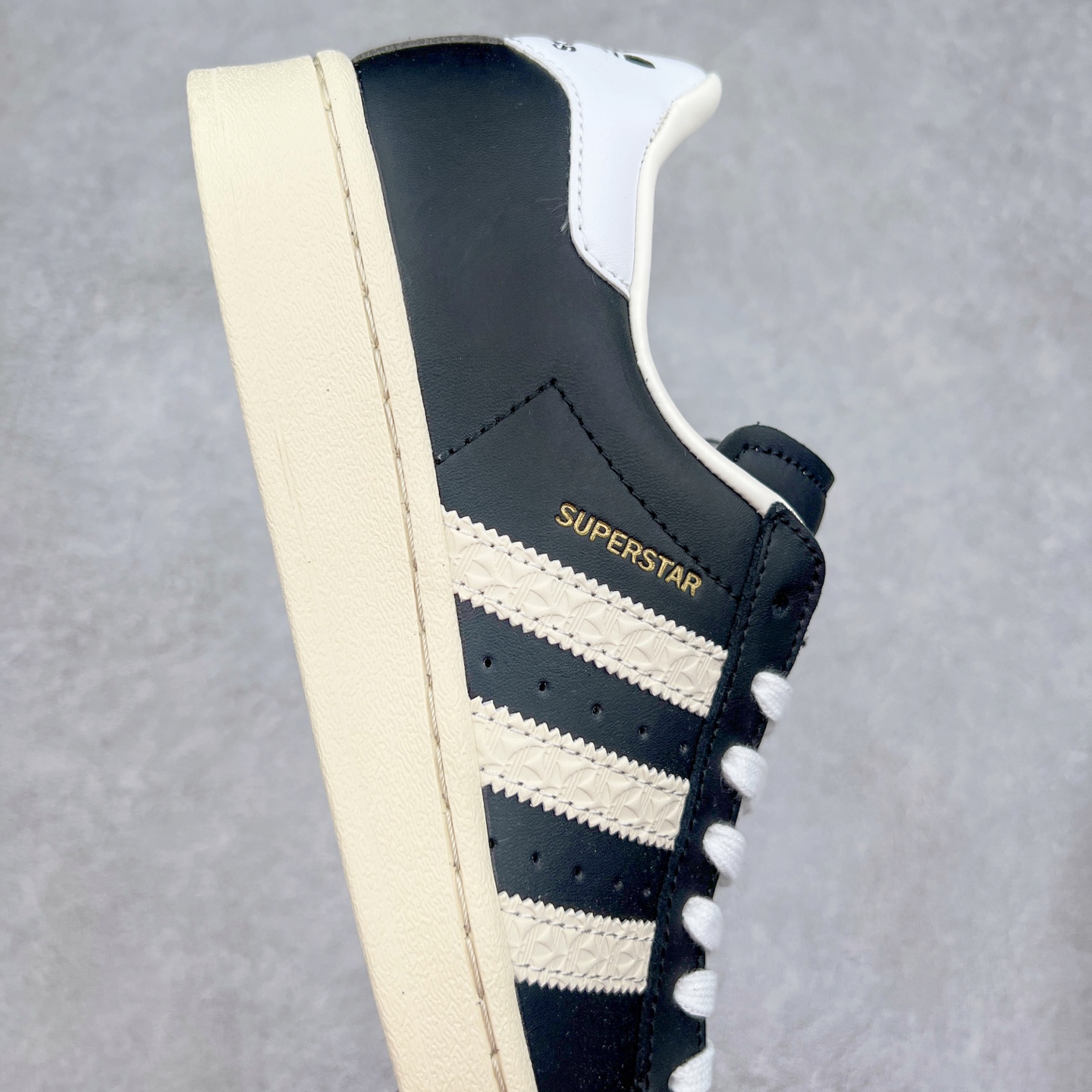 图片[6]-AD Originals Superstar 经典复古贝壳头板鞋 ID4676 诞生于1969年 是第一双将全皮面鞋 身与橡胶鞋头结合在一起的低帮篮球鞋 Superstar最开始 是作为高帮篮球鞋Pro Model的低帮版本而出现的 但因为其独特和醒目的橡胶鞋头造型而让大家熟知 被大家形象地称为\\\”shelltoe\\\”贝壳头 在70年代的美国职业篮球场上 接近3/4的NBA球员都将这双Superstar作为场上用鞋 80年代之后 经过不断的改良和发展 Superstar逐渐成为横跨时装、音乐、街头文化、休闲和运动等各大领域的时尚潮鞋 尺码：36 36.5 37 38 38.5 39 40 40.5 41 42 42.5 43 44 44.5 45-选品中心