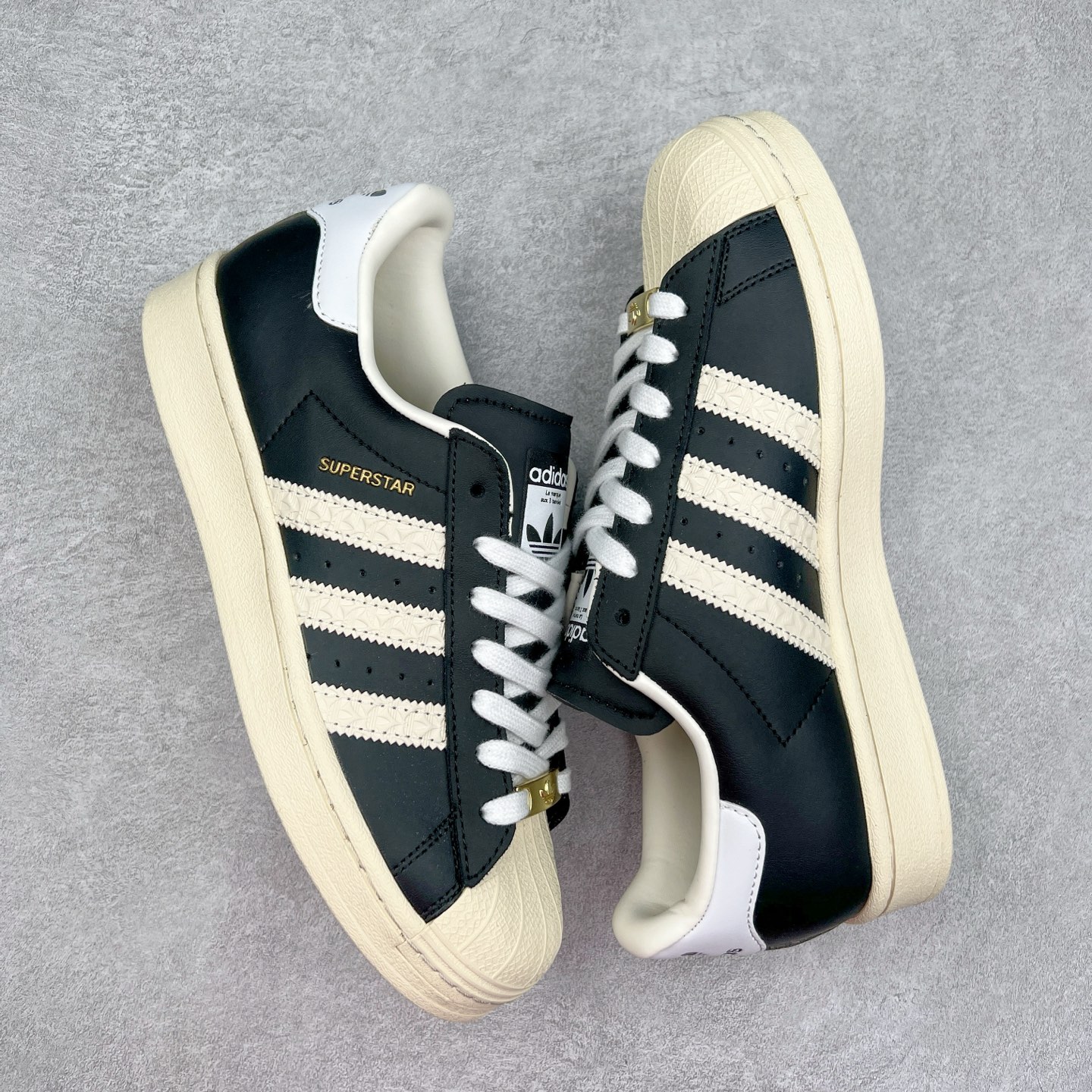 图片[3]-AD Originals Superstar 经典复古贝壳头板鞋 ID4676 诞生于1969年 是第一双将全皮面鞋 身与橡胶鞋头结合在一起的低帮篮球鞋 Superstar最开始 是作为高帮篮球鞋Pro Model的低帮版本而出现的 但因为其独特和醒目的橡胶鞋头造型而让大家熟知 被大家形象地称为\\\”shelltoe\\\”贝壳头 在70年代的美国职业篮球场上 接近3/4的NBA球员都将这双Superstar作为场上用鞋 80年代之后 经过不断的改良和发展 Superstar逐渐成为横跨时装、音乐、街头文化、休闲和运动等各大领域的时尚潮鞋 尺码：36 36.5 37 38 38.5 39 40 40.5 41 42 42.5 43 44 44.5 45-选品中心