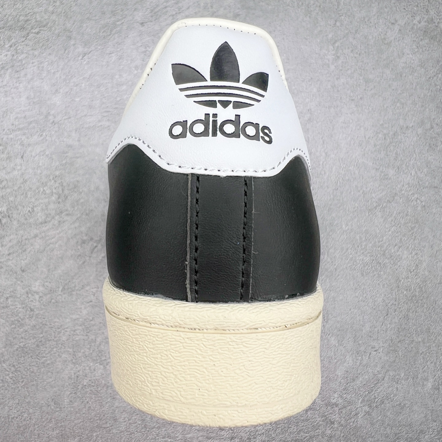 图片[8]-AD Originals Superstar 经典复古贝壳头板鞋 ID4676 诞生于1969年 是第一双将全皮面鞋 身与橡胶鞋头结合在一起的低帮篮球鞋 Superstar最开始 是作为高帮篮球鞋Pro Model的低帮版本而出现的 但因为其独特和醒目的橡胶鞋头造型而让大家熟知 被大家形象地称为\\\”shelltoe\\\”贝壳头 在70年代的美国职业篮球场上 接近3/4的NBA球员都将这双Superstar作为场上用鞋 80年代之后 经过不断的改良和发展 Superstar逐渐成为横跨时装、音乐、街头文化、休闲和运动等各大领域的时尚潮鞋 尺码：36 36.5 37 38 38.5 39 40 40.5 41 42 42.5 43 44 44.5 45-选品中心