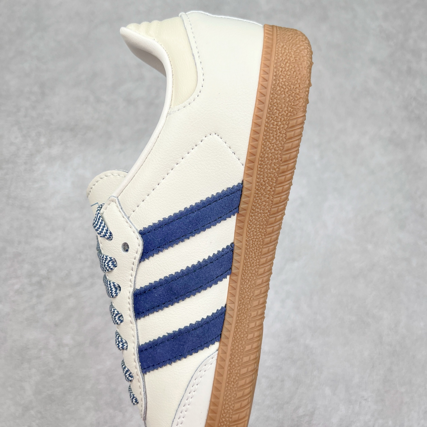 图片[7]-AD Original Samba OG 复古经典轻便板鞋 JI3907 这款桑巴鞋展示了高质量的工艺 带有装饰的超锁缝制和无缝的手感 柔软、柔软的皮革造型和标志性的3条纹完成了精致的外观 正规合身鞋带 鞋面上有绒面鞋垫 橡胶鞋底 享受正畸套筒软感 自50年代首次亮相以来就一直在赢得粉丝的青睐 尺码：36 36.5 37.5 38 38.5 39 40 40.5 41 42 42.5 43 44 44.5 45-选品中心