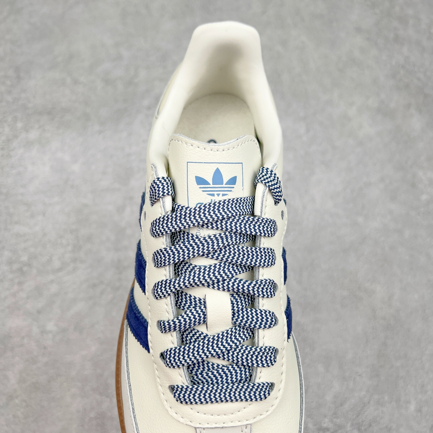 图片[5]-AD Original Samba OG 复古经典轻便板鞋 JI3907 这款桑巴鞋展示了高质量的工艺 带有装饰的超锁缝制和无缝的手感 柔软、柔软的皮革造型和标志性的3条纹完成了精致的外观 正规合身鞋带 鞋面上有绒面鞋垫 橡胶鞋底 享受正畸套筒软感 自50年代首次亮相以来就一直在赢得粉丝的青睐 尺码：36 36.5 37.5 38 38.5 39 40 40.5 41 42 42.5 43 44 44.5 45-选品中心