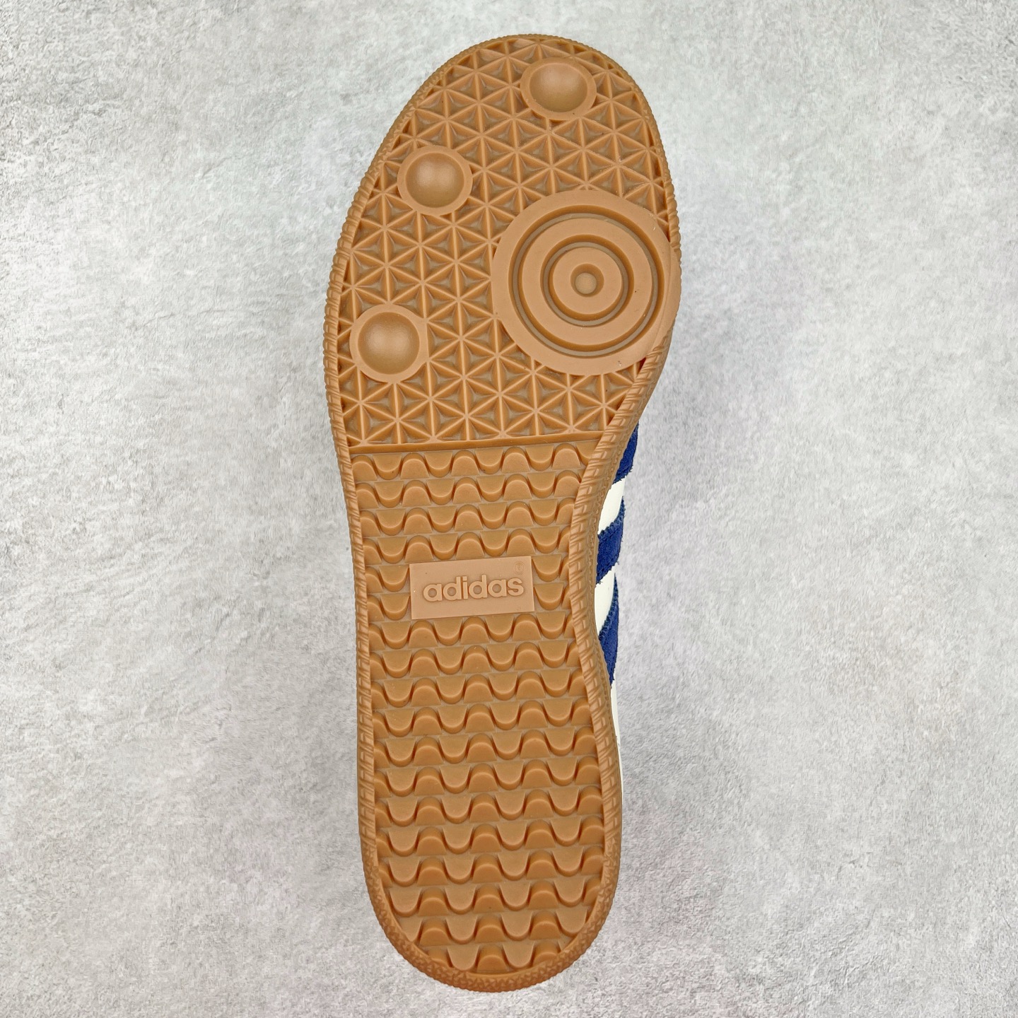 图片[9]-AD Original Samba OG 复古经典轻便板鞋 JI3907 这款桑巴鞋展示了高质量的工艺 带有装饰的超锁缝制和无缝的手感 柔软、柔软的皮革造型和标志性的3条纹完成了精致的外观 正规合身鞋带 鞋面上有绒面鞋垫 橡胶鞋底 享受正畸套筒软感 自50年代首次亮相以来就一直在赢得粉丝的青睐 尺码：36 36.5 37.5 38 38.5 39 40 40.5 41 42 42.5 43 44 44.5 45-选品中心