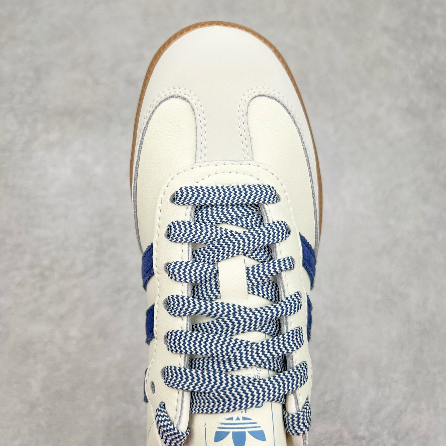 图片[4]-AD Original Samba OG 复古经典轻便板鞋 JI3907 这款桑巴鞋展示了高质量的工艺 带有装饰的超锁缝制和无缝的手感 柔软、柔软的皮革造型和标志性的3条纹完成了精致的外观 正规合身鞋带 鞋面上有绒面鞋垫 橡胶鞋底 享受正畸套筒软感 自50年代首次亮相以来就一直在赢得粉丝的青睐 尺码：36 36.5 37.5 38 38.5 39 40 40.5 41 42 42.5 43 44 44.5 45-选品中心