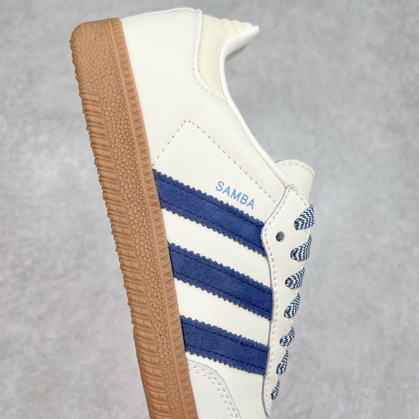 图片[6]-AD Original Samba OG 复古经典轻便板鞋 JI3907 这款桑巴鞋展示了高质量的工艺 带有装饰的超锁缝制和无缝的手感 柔软、柔软的皮革造型和标志性的3条纹完成了精致的外观 正规合身鞋带 鞋面上有绒面鞋垫 橡胶鞋底 享受正畸套筒软感 自50年代首次亮相以来就一直在赢得粉丝的青睐 尺码：36 36.5 37.5 38 38.5 39 40 40.5 41 42 42.5 43 44 44.5 45-选品中心