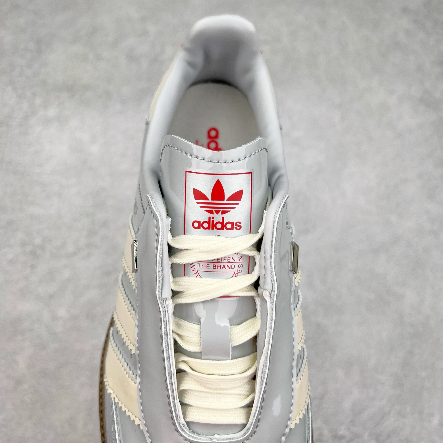 图片[5]-AD Original Samba OG 复古经典轻便板鞋 JQ0012 这款桑巴鞋展示了高质量的工艺 带有装饰的超锁缝制和无缝的手感 柔软、柔软的皮革造型和标志性的3条纹完成了精致的外观 正规合身鞋带 鞋面上有绒面鞋垫 橡胶鞋底 享受正畸套筒软感 自50年代首次亮相以来就一直在赢得粉丝的青睐 尺码：36 36.5 37.5 38 38.5 39 40 40.5 41 42 42.5 43 44 44.5 45-选品中心