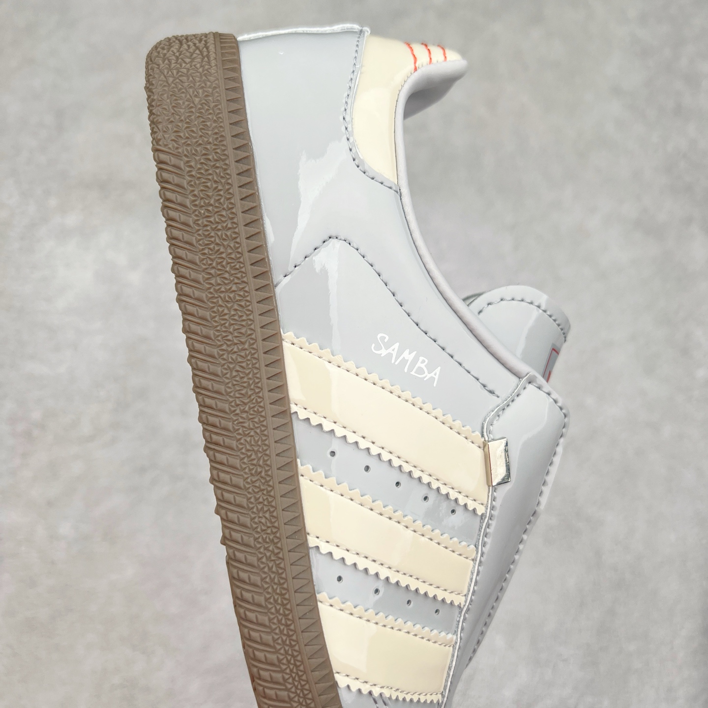 图片[6]-AD Original Samba OG 复古经典轻便板鞋 JQ0012 这款桑巴鞋展示了高质量的工艺 带有装饰的超锁缝制和无缝的手感 柔软、柔软的皮革造型和标志性的3条纹完成了精致的外观 正规合身鞋带 鞋面上有绒面鞋垫 橡胶鞋底 享受正畸套筒软感 自50年代首次亮相以来就一直在赢得粉丝的青睐 尺码：36 36.5 37.5 38 38.5 39 40 40.5 41 42 42.5 43 44 44.5 45-选品中心