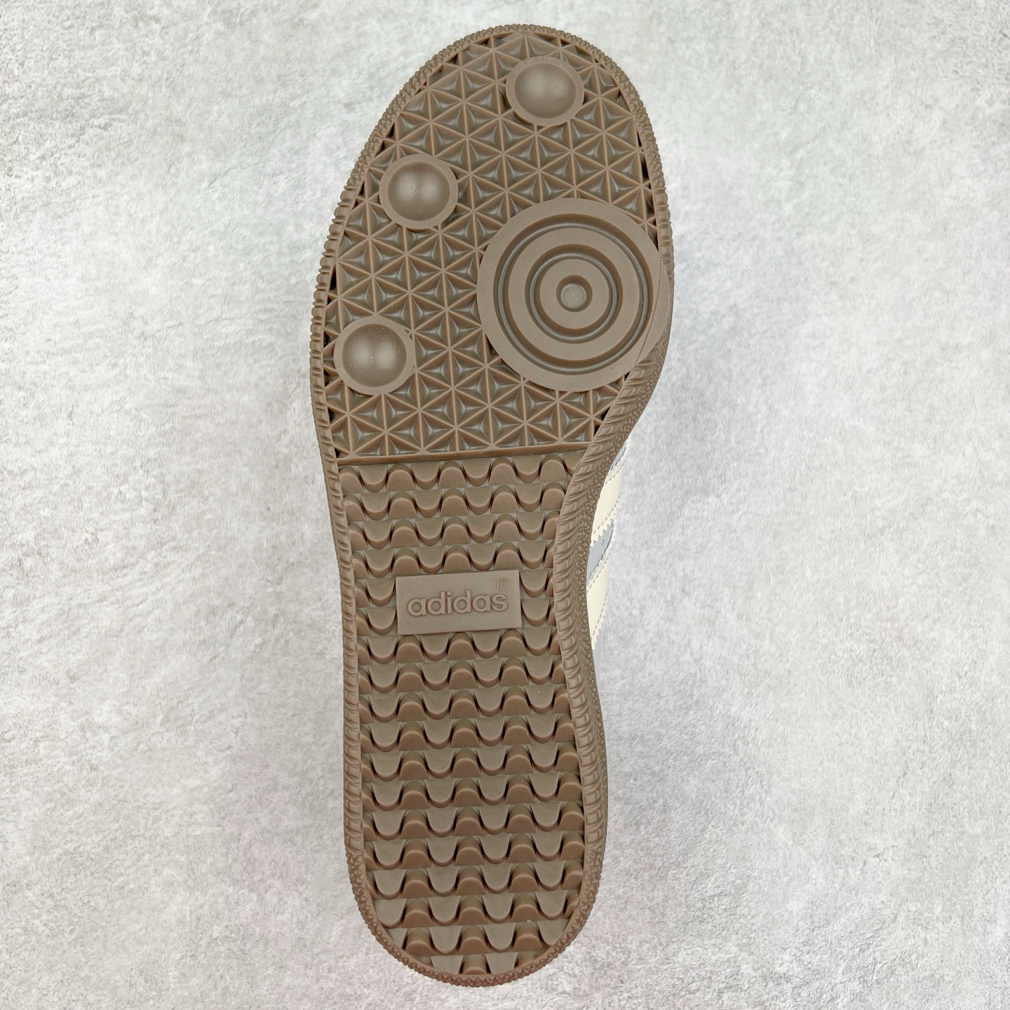 图片[9]-AD Original Samba OG 复古经典轻便板鞋 JQ0012 这款桑巴鞋展示了高质量的工艺 带有装饰的超锁缝制和无缝的手感 柔软、柔软的皮革造型和标志性的3条纹完成了精致的外观 正规合身鞋带 鞋面上有绒面鞋垫 橡胶鞋底 享受正畸套筒软感 自50年代首次亮相以来就一直在赢得粉丝的青睐 尺码：36 36.5 37.5 38 38.5 39 40 40.5 41 42 42.5 43 44 44.5 45-选品中心