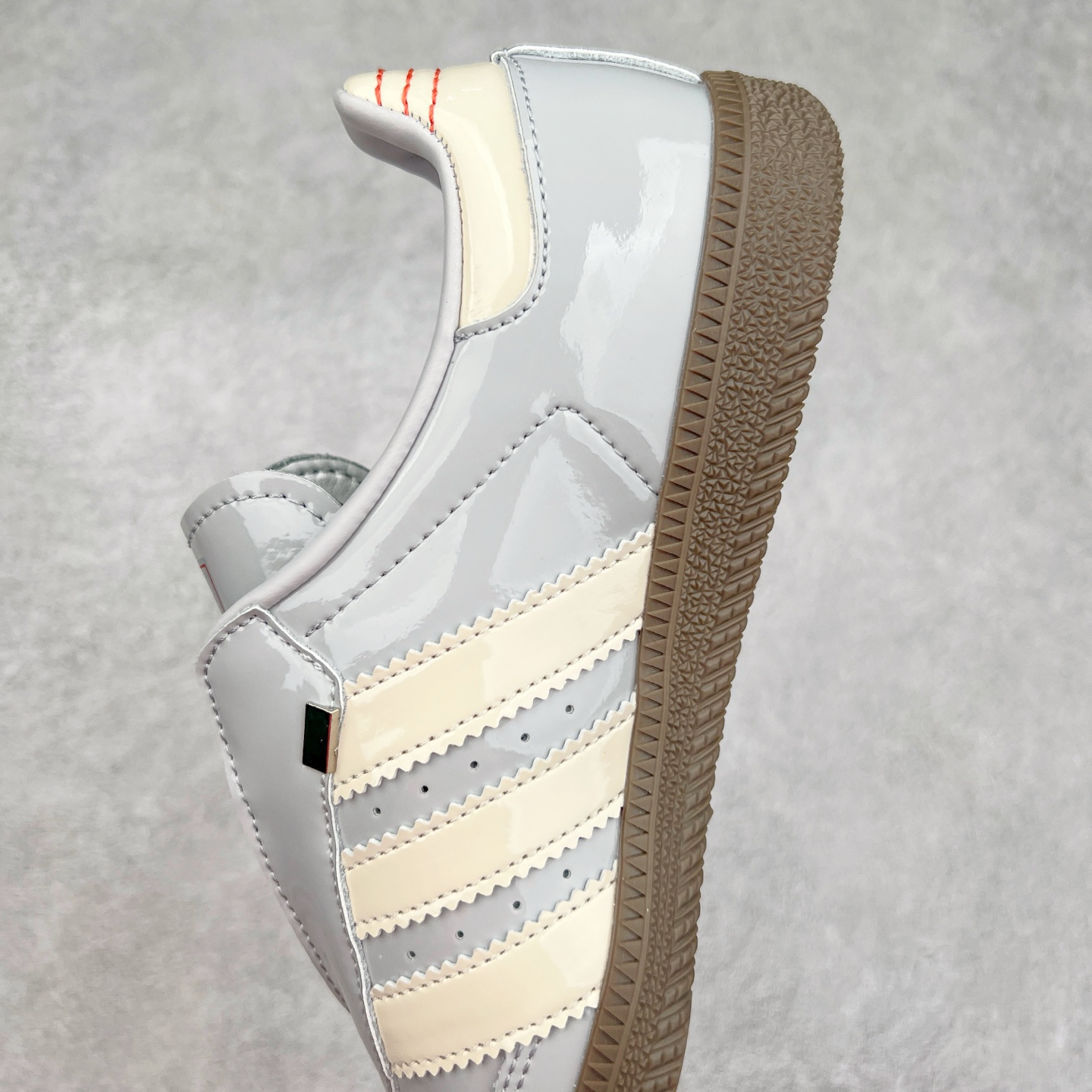 图片[7]-AD Original Samba OG 复古经典轻便板鞋 JQ0012 这款桑巴鞋展示了高质量的工艺 带有装饰的超锁缝制和无缝的手感 柔软、柔软的皮革造型和标志性的3条纹完成了精致的外观 正规合身鞋带 鞋面上有绒面鞋垫 橡胶鞋底 享受正畸套筒软感 自50年代首次亮相以来就一直在赢得粉丝的青睐 尺码：36 36.5 37.5 38 38.5 39 40 40.5 41 42 42.5 43 44 44.5 45-选品中心