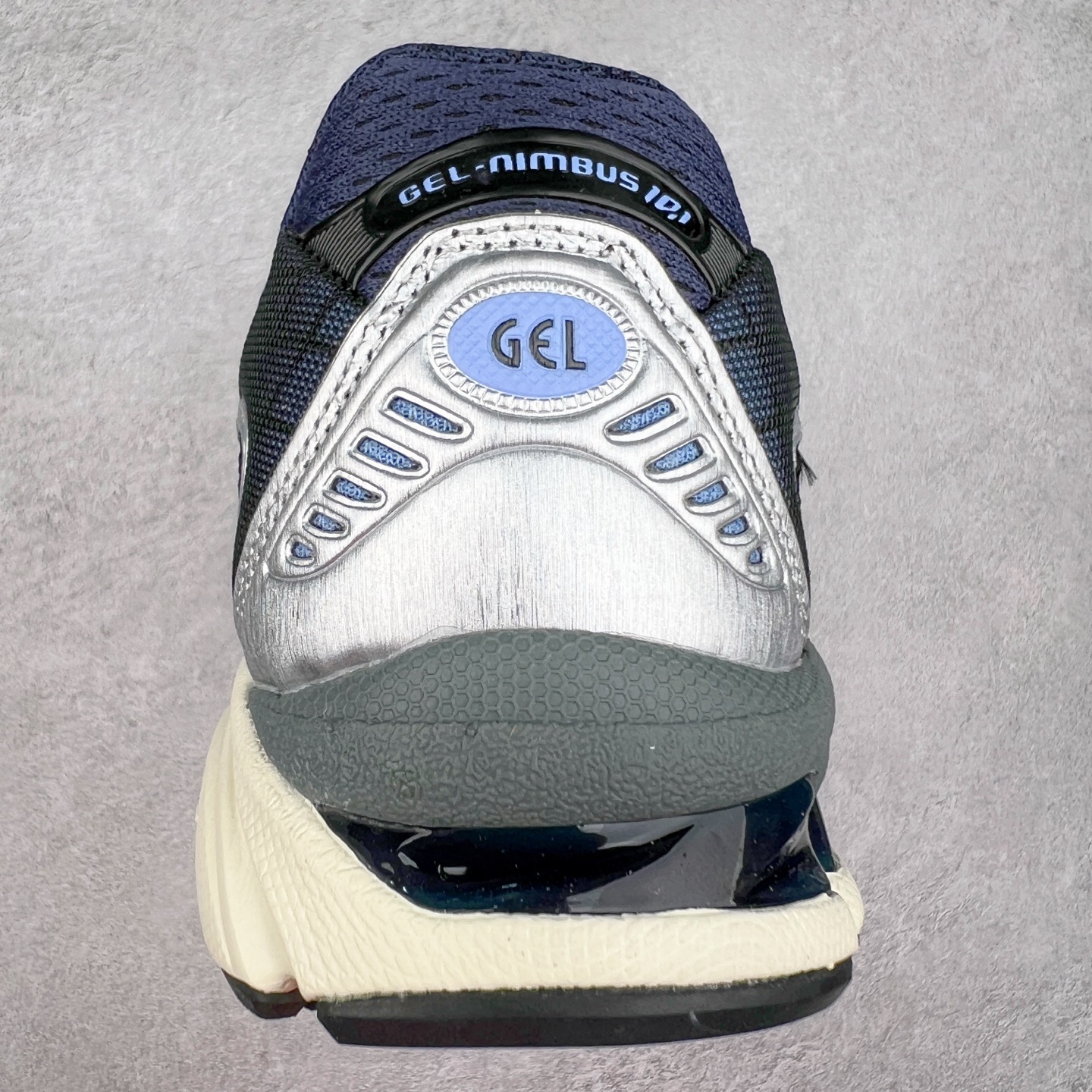 图片[8]-ASICS Gel-Nimbus 10.1 亚瑟士雨云10.1代系列轻量缓震休闲运动跑步鞋 近年来，运动鞋市场迎来了一个新的设计潮流：通过融合艺术与技术，赋予运动鞋更多的时尚元素和创新设计。作为市场中的领导者之一，ASICS（亚瑟士）一向以其技术创新和卓越的鞋款设计著称。而另一个前卫的实验鞋类品牌EMPTY BEHAVIOR，以其非凡的创意和探索，尤其对未来主义和非传统材料的热情撞击，从业界中脱颖而出。两者的合作，以推出特别版的GEL-NIMBUS™ 10.1鞋款——主题为“EVEN MY SHOE IS ART”为标志，为运动鞋设计涉入一个全新的高度。尺码：36 37 37.5 38 39 39.5 40.5 41.5 42 42.5 43.5 44 44.5 45-选品中心