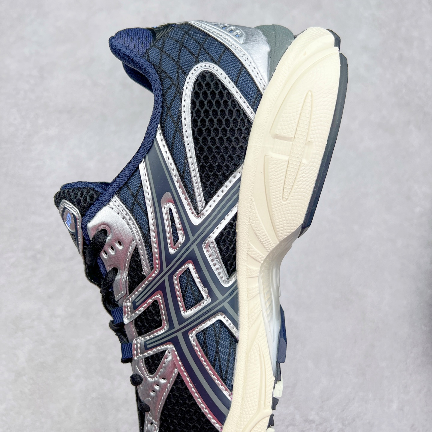 图片[7]-ASICS Gel-Nimbus 10.1 亚瑟士雨云10.1代系列轻量缓震休闲运动跑步鞋 近年来，运动鞋市场迎来了一个新的设计潮流：通过融合艺术与技术，赋予运动鞋更多的时尚元素和创新设计。作为市场中的领导者之一，ASICS（亚瑟士）一向以其技术创新和卓越的鞋款设计著称。而另一个前卫的实验鞋类品牌EMPTY BEHAVIOR，以其非凡的创意和探索，尤其对未来主义和非传统材料的热情撞击，从业界中脱颖而出。两者的合作，以推出特别版的GEL-NIMBUS™ 10.1鞋款——主题为“EVEN MY SHOE IS ART”为标志，为运动鞋设计涉入一个全新的高度。尺码：36 37 37.5 38 39 39.5 40.5 41.5 42 42.5 43.5 44 44.5 45-选品中心