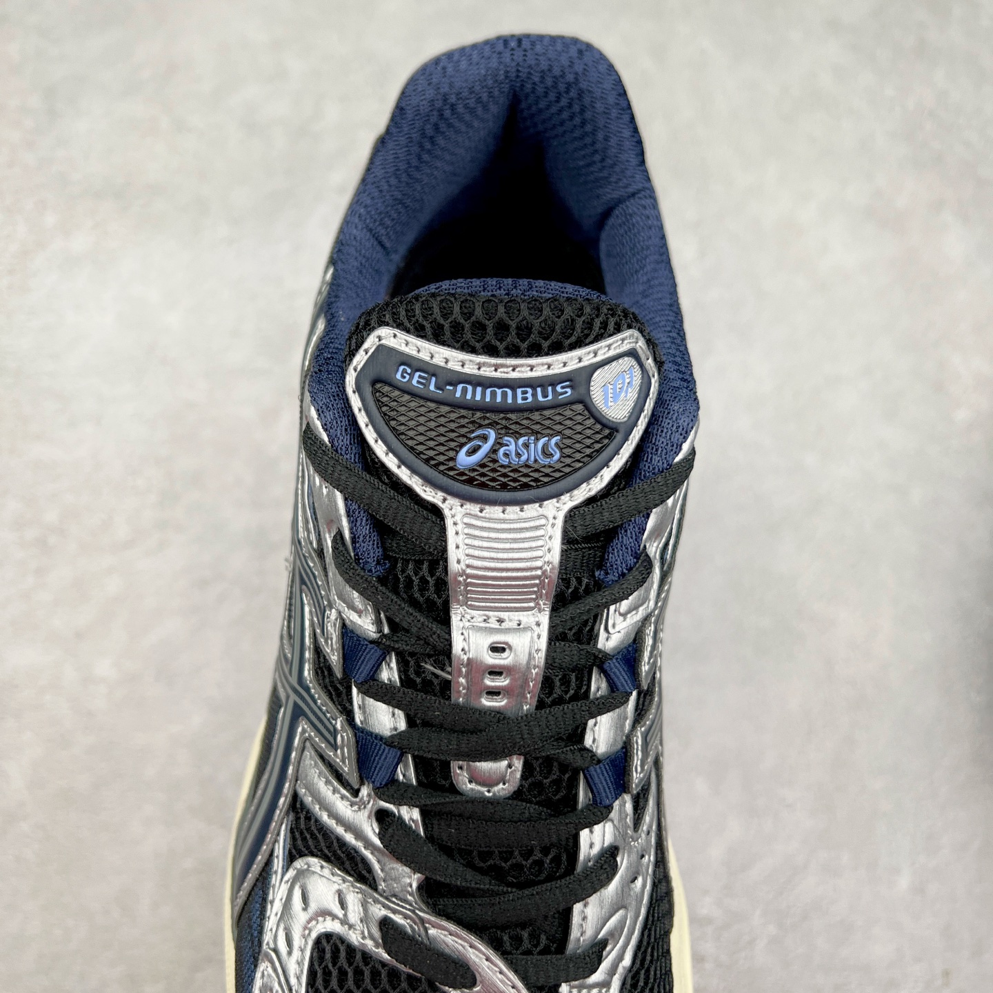 图片[5]-ASICS Gel-Nimbus 10.1 亚瑟士雨云10.1代系列轻量缓震休闲运动跑步鞋 近年来，运动鞋市场迎来了一个新的设计潮流：通过融合艺术与技术，赋予运动鞋更多的时尚元素和创新设计。作为市场中的领导者之一，ASICS（亚瑟士）一向以其技术创新和卓越的鞋款设计著称。而另一个前卫的实验鞋类品牌EMPTY BEHAVIOR，以其非凡的创意和探索，尤其对未来主义和非传统材料的热情撞击，从业界中脱颖而出。两者的合作，以推出特别版的GEL-NIMBUS™ 10.1鞋款——主题为“EVEN MY SHOE IS ART”为标志，为运动鞋设计涉入一个全新的高度。尺码：36 37 37.5 38 39 39.5 40.5 41.5 42 42.5 43.5 44 44.5 45-选品中心