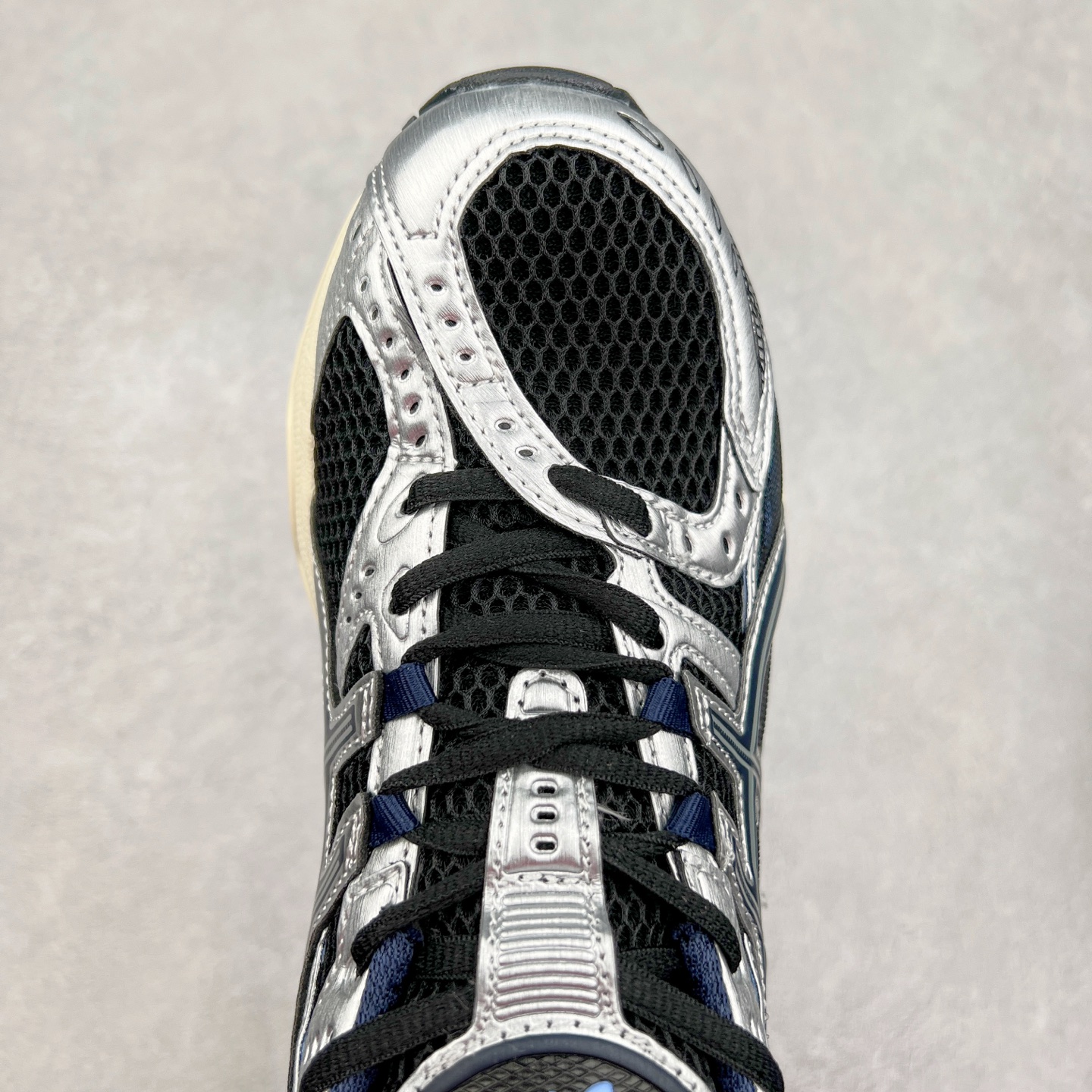 图片[4]-ASICS Gel-Nimbus 10.1 亚瑟士雨云10.1代系列轻量缓震休闲运动跑步鞋 近年来，运动鞋市场迎来了一个新的设计潮流：通过融合艺术与技术，赋予运动鞋更多的时尚元素和创新设计。作为市场中的领导者之一，ASICS（亚瑟士）一向以其技术创新和卓越的鞋款设计著称。而另一个前卫的实验鞋类品牌EMPTY BEHAVIOR，以其非凡的创意和探索，尤其对未来主义和非传统材料的热情撞击，从业界中脱颖而出。两者的合作，以推出特别版的GEL-NIMBUS™ 10.1鞋款——主题为“EVEN MY SHOE IS ART”为标志，为运动鞋设计涉入一个全新的高度。尺码：36 37 37.5 38 39 39.5 40.5 41.5 42 42.5 43.5 44 44.5 45-选品中心