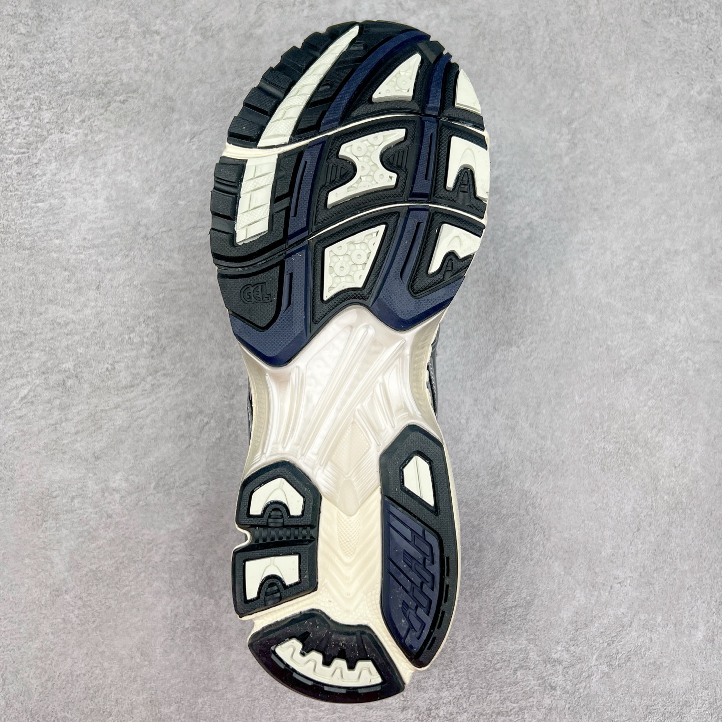 图片[9]-ASICS Gel-Nimbus 10.1 亚瑟士雨云10.1代系列轻量缓震休闲运动跑步鞋 近年来，运动鞋市场迎来了一个新的设计潮流：通过融合艺术与技术，赋予运动鞋更多的时尚元素和创新设计。作为市场中的领导者之一，ASICS（亚瑟士）一向以其技术创新和卓越的鞋款设计著称。而另一个前卫的实验鞋类品牌EMPTY BEHAVIOR，以其非凡的创意和探索，尤其对未来主义和非传统材料的热情撞击，从业界中脱颖而出。两者的合作，以推出特别版的GEL-NIMBUS™ 10.1鞋款——主题为“EVEN MY SHOE IS ART”为标志，为运动鞋设计涉入一个全新的高度。尺码：36 37 37.5 38 39 39.5 40.5 41.5 42 42.5 43.5 44 44.5 45-选品中心