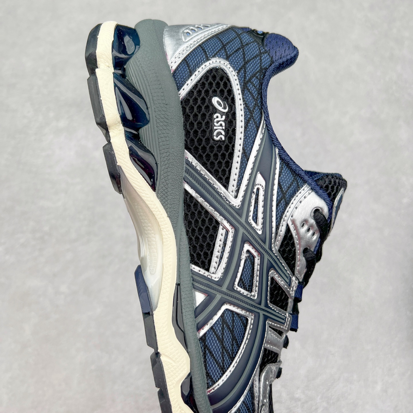 图片[6]-ASICS Gel-Nimbus 10.1 亚瑟士雨云10.1代系列轻量缓震休闲运动跑步鞋 近年来，运动鞋市场迎来了一个新的设计潮流：通过融合艺术与技术，赋予运动鞋更多的时尚元素和创新设计。作为市场中的领导者之一，ASICS（亚瑟士）一向以其技术创新和卓越的鞋款设计著称。而另一个前卫的实验鞋类品牌EMPTY BEHAVIOR，以其非凡的创意和探索，尤其对未来主义和非传统材料的热情撞击，从业界中脱颖而出。两者的合作，以推出特别版的GEL-NIMBUS™ 10.1鞋款——主题为“EVEN MY SHOE IS ART”为标志，为运动鞋设计涉入一个全新的高度。尺码：36 37 37.5 38 39 39.5 40.5 41.5 42 42.5 43.5 44 44.5 45-选品中心