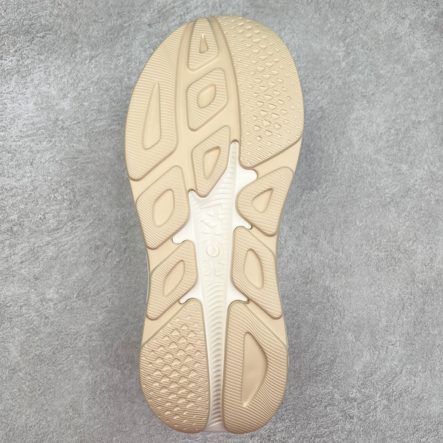 图片[9]-HOKA ONE ONE RINCON 4 舒适防滑耐磨低帮休闲跑步鞋 Rincon 4 是一款日常训练用的跑步鞋，踩上去的感觉很结实。它适合中短距离跑步，但如果您习惯于稍硬的感觉，也可以用于长距离跑步。但它的速度不够快，不能作为速度训练鞋，也不够柔软，不能作为恢复训练鞋，日常里程跑才是它的优势所在。如果您想尝试 Hoka 跑鞋，又想享受极具竞争力的价格，那就试试这款鞋吧。尺码：36 36.5 37.5 38 38.5 39 40 40.5 41 42 42.5 43 44 44.5 45-选品中心