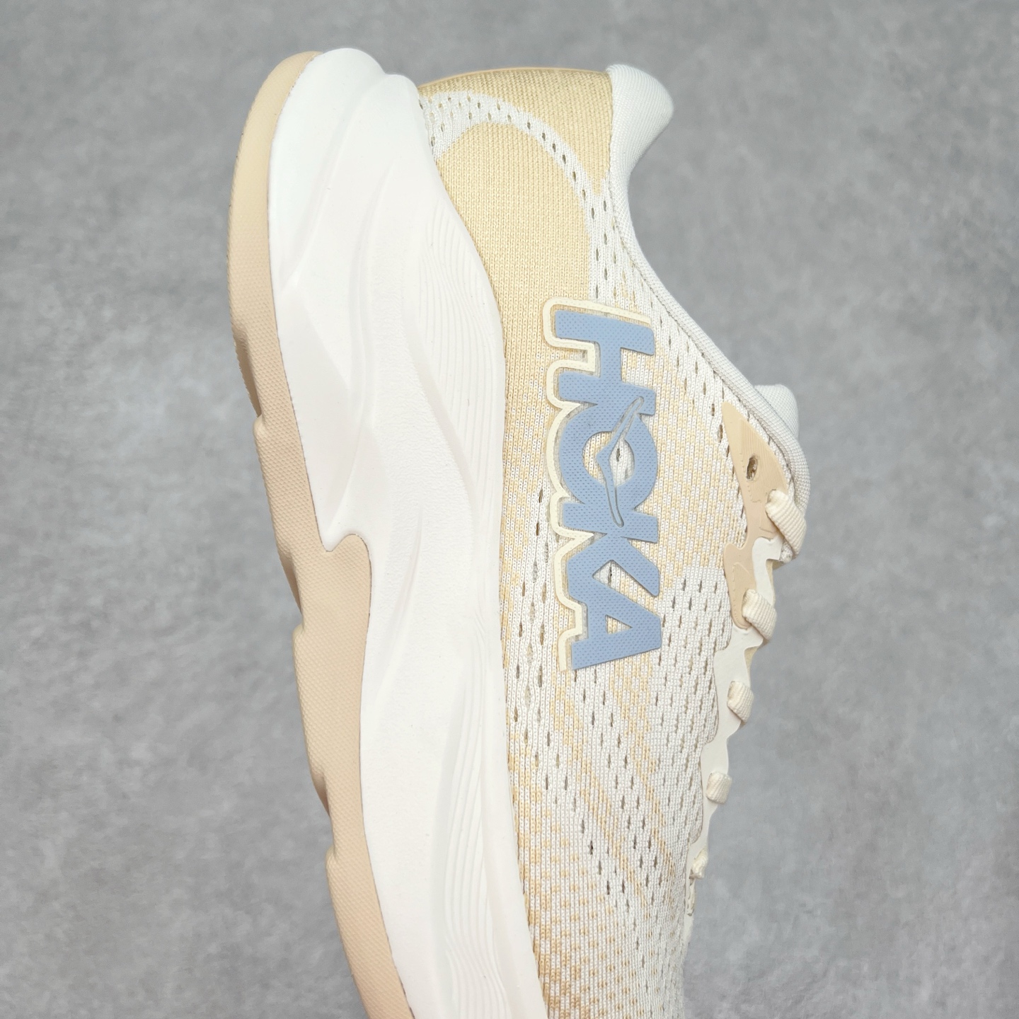 图片[6]-HOKA ONE ONE RINCON 4 舒适防滑耐磨低帮休闲跑步鞋 Rincon 4 是一款日常训练用的跑步鞋，踩上去的感觉很结实。它适合中短距离跑步，但如果您习惯于稍硬的感觉，也可以用于长距离跑步。但它的速度不够快，不能作为速度训练鞋，也不够柔软，不能作为恢复训练鞋，日常里程跑才是它的优势所在。如果您想尝试 Hoka 跑鞋，又想享受极具竞争力的价格，那就试试这款鞋吧。尺码：36 36.5 37.5 38 38.5 39 40 40.5 41 42 42.5 43 44 44.5 45-选品中心