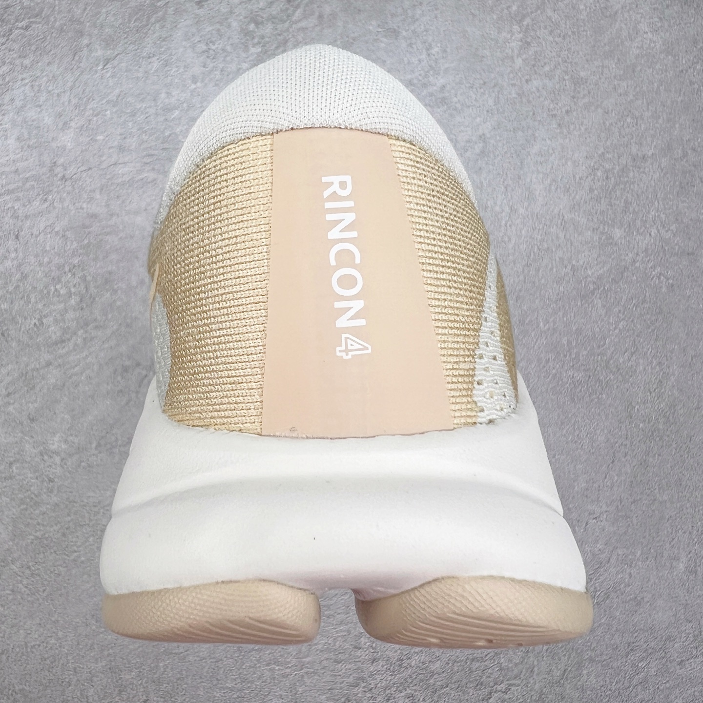 图片[8]-HOKA ONE ONE RINCON 4 舒适防滑耐磨低帮休闲跑步鞋 Rincon 4 是一款日常训练用的跑步鞋，踩上去的感觉很结实。它适合中短距离跑步，但如果您习惯于稍硬的感觉，也可以用于长距离跑步。但它的速度不够快，不能作为速度训练鞋，也不够柔软，不能作为恢复训练鞋，日常里程跑才是它的优势所在。如果您想尝试 Hoka 跑鞋，又想享受极具竞争力的价格，那就试试这款鞋吧。尺码：36 36.5 37.5 38 38.5 39 40 40.5 41 42 42.5 43 44 44.5 45-选品中心