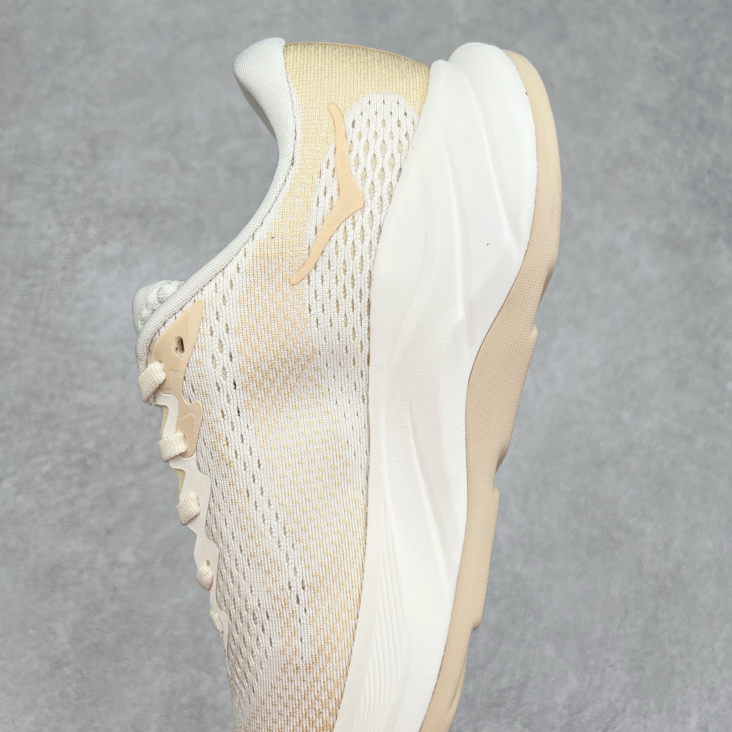 图片[7]-HOKA ONE ONE RINCON 4 舒适防滑耐磨低帮休闲跑步鞋 Rincon 4 是一款日常训练用的跑步鞋，踩上去的感觉很结实。它适合中短距离跑步，但如果您习惯于稍硬的感觉，也可以用于长距离跑步。但它的速度不够快，不能作为速度训练鞋，也不够柔软，不能作为恢复训练鞋，日常里程跑才是它的优势所在。如果您想尝试 Hoka 跑鞋，又想享受极具竞争力的价格，那就试试这款鞋吧。尺码：36 36.5 37.5 38 38.5 39 40 40.5 41 42 42.5 43 44 44.5 45-选品中心