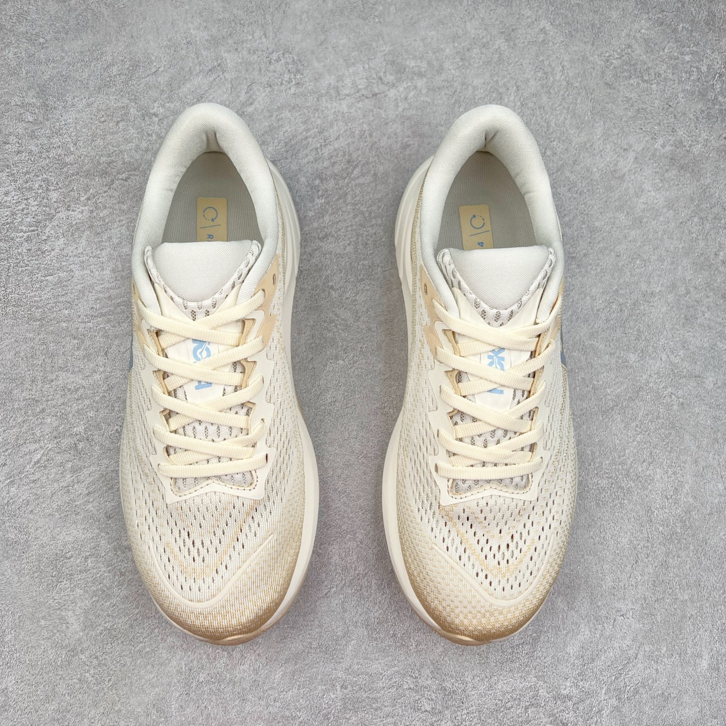 图片[2]-HOKA ONE ONE RINCON 4 舒适防滑耐磨低帮休闲跑步鞋 Rincon 4 是一款日常训练用的跑步鞋，踩上去的感觉很结实。它适合中短距离跑步，但如果您习惯于稍硬的感觉，也可以用于长距离跑步。但它的速度不够快，不能作为速度训练鞋，也不够柔软，不能作为恢复训练鞋，日常里程跑才是它的优势所在。如果您想尝试 Hoka 跑鞋，又想享受极具竞争力的价格，那就试试这款鞋吧。尺码：36 36.5 37.5 38 38.5 39 40 40.5 41 42 42.5 43 44 44.5 45-选品中心