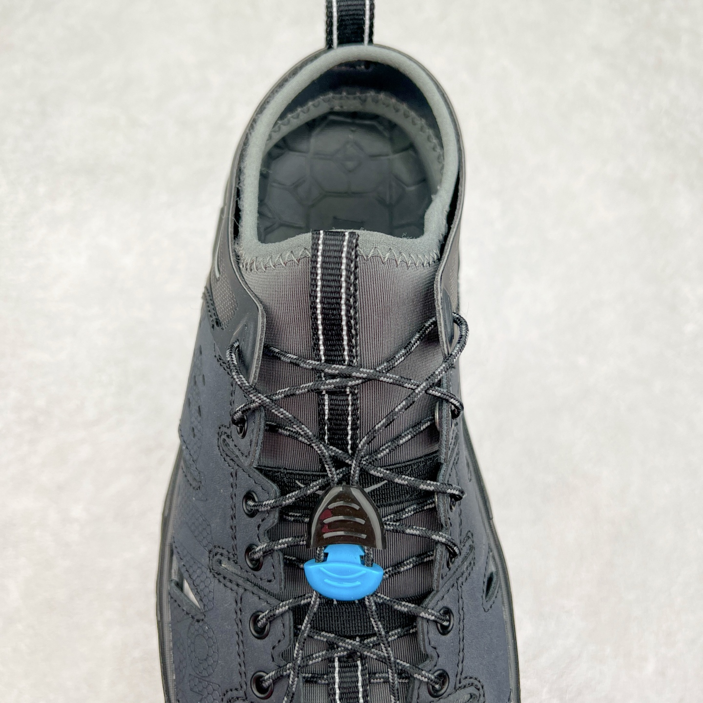 图片[5]-＃HK纯原 HOKA One One Hopara Sandals 霍帕拉系列水路两用溯溪涉水休闲户外露营凉鞋 作为先锋品牌的 HOKA ONE ONE总是以独特的方式 HOPA RA是一款溯溪鞋 又名排水鞋 可长期用于涉水和溯溪 保护脚底和脚趾的安全和舒适 鞋面材料速干 透气 耐磨 鞋底防滑 耐磨 抓地能力强 出于安全考虑 设计要求较高 涉水溯溪过程中 水 泥沙 可以直接从鞋内大孔排出 细纹鞋底使在岩石上抓地能力强 避免打滑 而上路后 鞋面具有快干透气等优点 尺码：36 36.5 37.5 38 39 40 40.5 41 42 42.5 43 44 45-选品中心