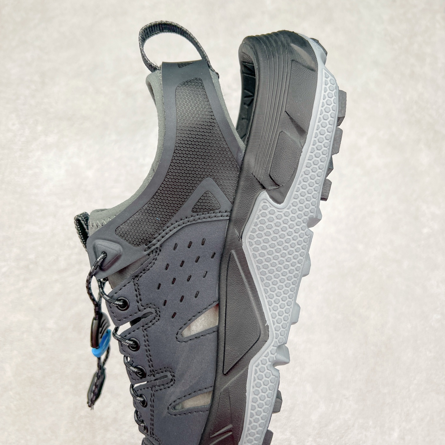 图片[7]-＃HK纯原 HOKA One One Hopara Sandals 霍帕拉系列水路两用溯溪涉水休闲户外露营凉鞋 作为先锋品牌的 HOKA ONE ONE总是以独特的方式 HOPA RA是一款溯溪鞋 又名排水鞋 可长期用于涉水和溯溪 保护脚底和脚趾的安全和舒适 鞋面材料速干 透气 耐磨 鞋底防滑 耐磨 抓地能力强 出于安全考虑 设计要求较高 涉水溯溪过程中 水 泥沙 可以直接从鞋内大孔排出 细纹鞋底使在岩石上抓地能力强 避免打滑 而上路后 鞋面具有快干透气等优点 尺码：36 36.5 37.5 38 39 40 40.5 41 42 42.5 43 44 45-选品中心