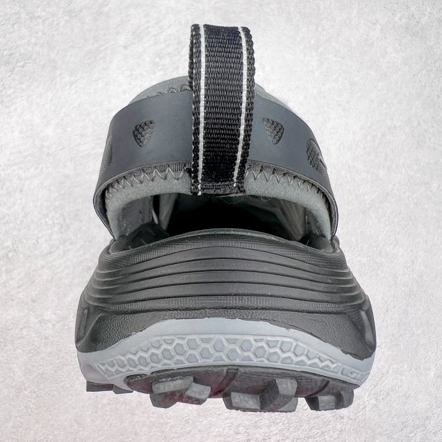 图片[8]-＃HK纯原 HOKA One One Hopara Sandals 霍帕拉系列水路两用溯溪涉水休闲户外露营凉鞋 作为先锋品牌的 HOKA ONE ONE总是以独特的方式 HOPA RA是一款溯溪鞋 又名排水鞋 可长期用于涉水和溯溪 保护脚底和脚趾的安全和舒适 鞋面材料速干 透气 耐磨 鞋底防滑 耐磨 抓地能力强 出于安全考虑 设计要求较高 涉水溯溪过程中 水 泥沙 可以直接从鞋内大孔排出 细纹鞋底使在岩石上抓地能力强 避免打滑 而上路后 鞋面具有快干透气等优点 尺码：36 36.5 37.5 38 39 40 40.5 41 42 42.5 43 44 45-选品中心