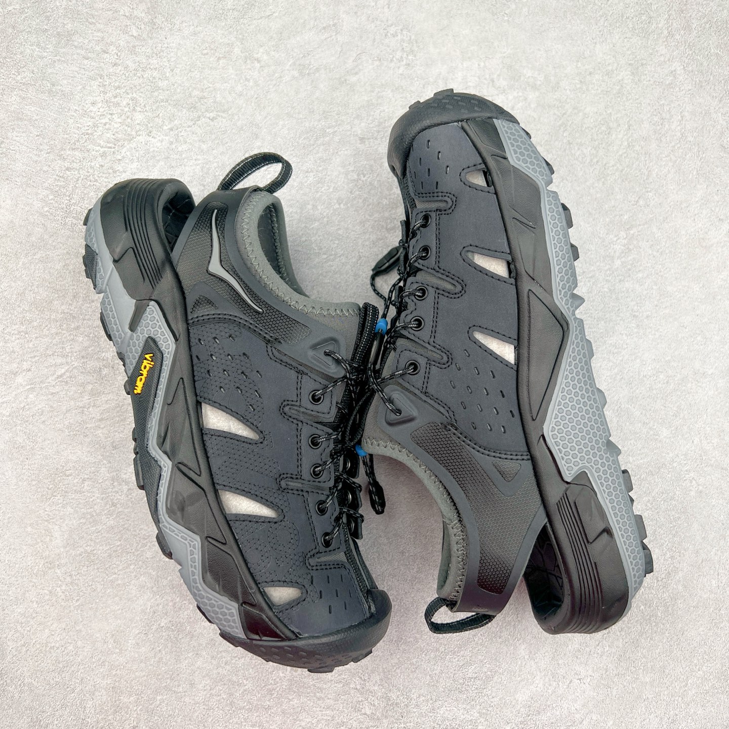 图片[3]-＃HK纯原 HOKA One One Hopara Sandals 霍帕拉系列水路两用溯溪涉水休闲户外露营凉鞋 作为先锋品牌的 HOKA ONE ONE总是以独特的方式 HOPA RA是一款溯溪鞋 又名排水鞋 可长期用于涉水和溯溪 保护脚底和脚趾的安全和舒适 鞋面材料速干 透气 耐磨 鞋底防滑 耐磨 抓地能力强 出于安全考虑 设计要求较高 涉水溯溪过程中 水 泥沙 可以直接从鞋内大孔排出 细纹鞋底使在岩石上抓地能力强 避免打滑 而上路后 鞋面具有快干透气等优点 尺码：36 36.5 37.5 38 39 40 40.5 41 42 42.5 43 44 45-选品中心