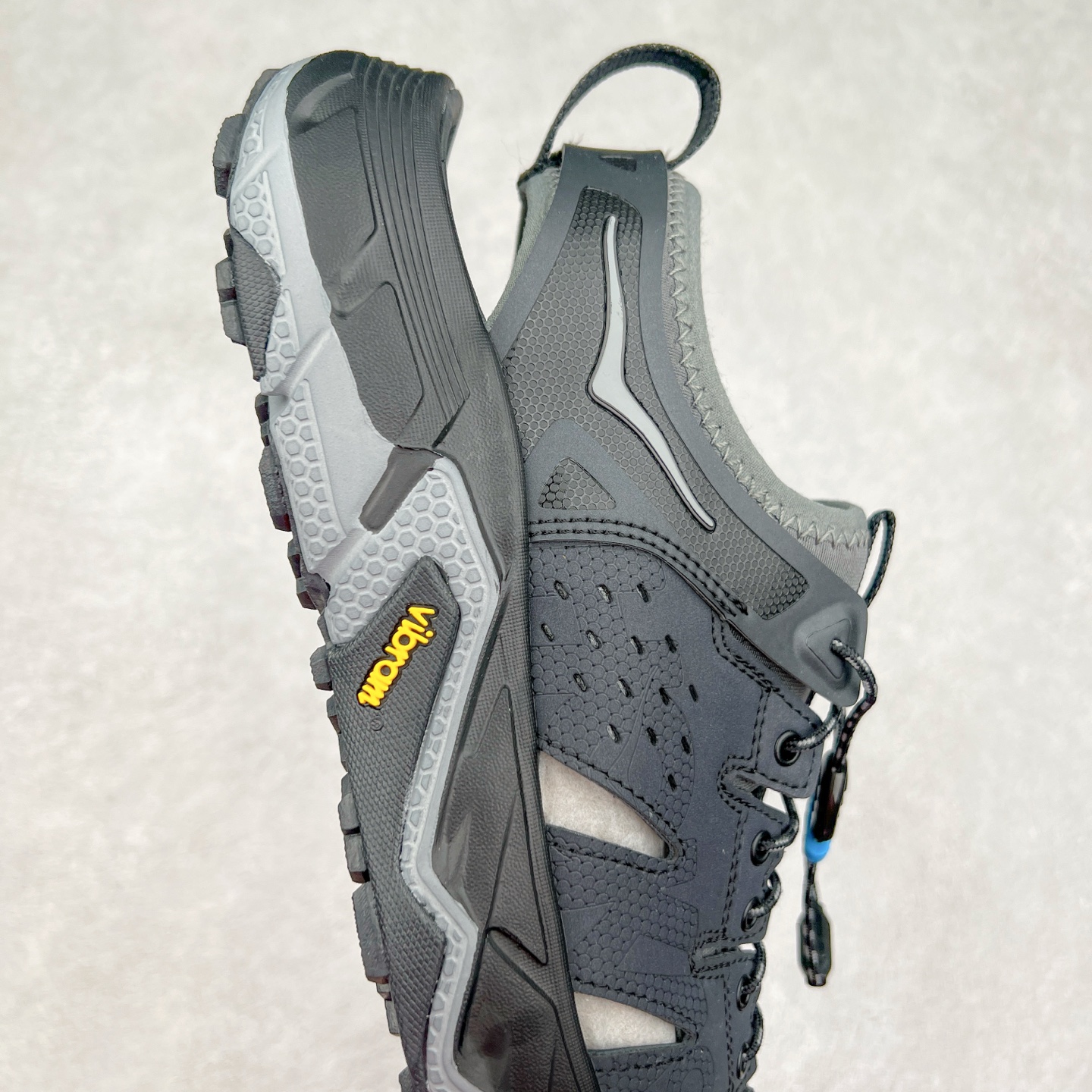 图片[6]-＃HK纯原 HOKA One One Hopara Sandals 霍帕拉系列水路两用溯溪涉水休闲户外露营凉鞋 作为先锋品牌的 HOKA ONE ONE总是以独特的方式 HOPA RA是一款溯溪鞋 又名排水鞋 可长期用于涉水和溯溪 保护脚底和脚趾的安全和舒适 鞋面材料速干 透气 耐磨 鞋底防滑 耐磨 抓地能力强 出于安全考虑 设计要求较高 涉水溯溪过程中 水 泥沙 可以直接从鞋内大孔排出 细纹鞋底使在岩石上抓地能力强 避免打滑 而上路后 鞋面具有快干透气等优点 尺码：36 36.5 37.5 38 39 40 40.5 41 42 42.5 43 44 45-选品中心