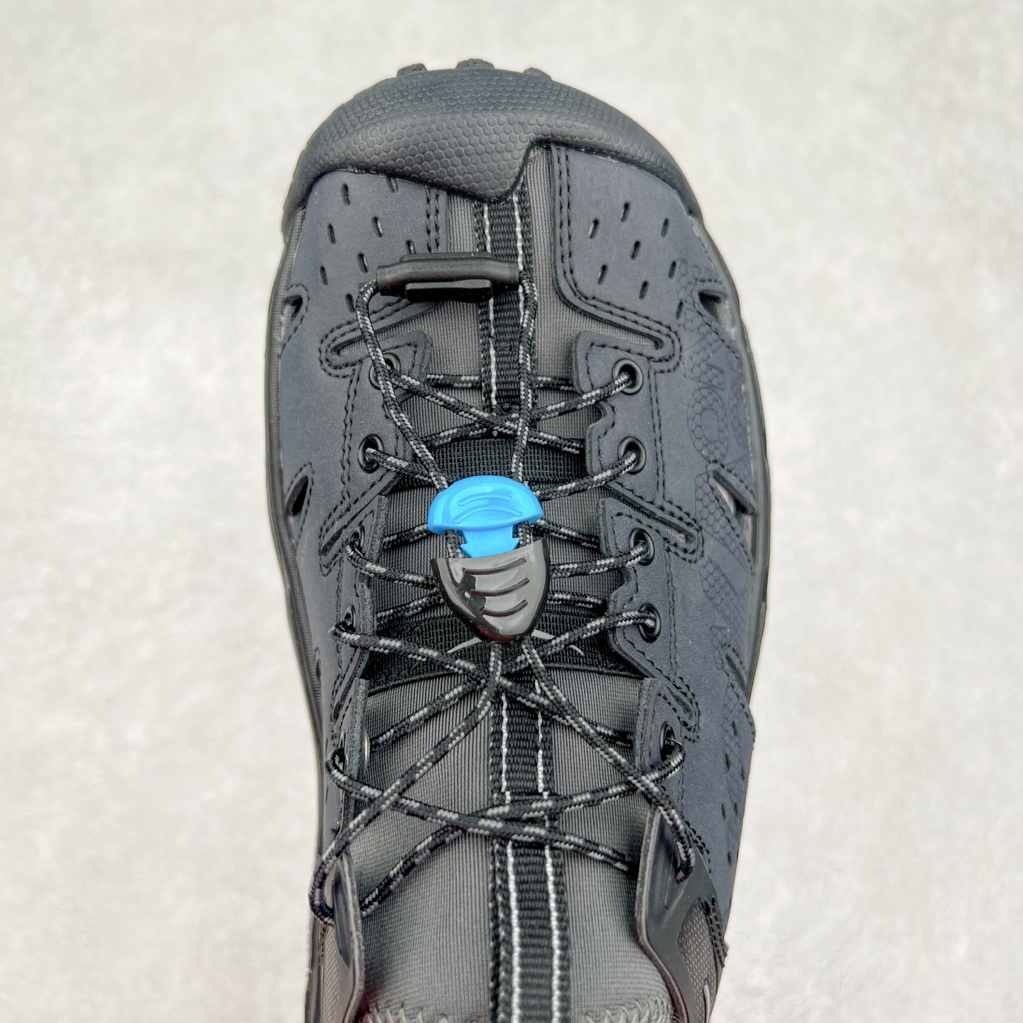 图片[4]-＃HK纯原 HOKA One One Hopara Sandals 霍帕拉系列水路两用溯溪涉水休闲户外露营凉鞋 作为先锋品牌的 HOKA ONE ONE总是以独特的方式 HOPA RA是一款溯溪鞋 又名排水鞋 可长期用于涉水和溯溪 保护脚底和脚趾的安全和舒适 鞋面材料速干 透气 耐磨 鞋底防滑 耐磨 抓地能力强 出于安全考虑 设计要求较高 涉水溯溪过程中 水 泥沙 可以直接从鞋内大孔排出 细纹鞋底使在岩石上抓地能力强 避免打滑 而上路后 鞋面具有快干透气等优点 尺码：36 36.5 37.5 38 39 40 40.5 41 42 42.5 43 44 45-选品中心