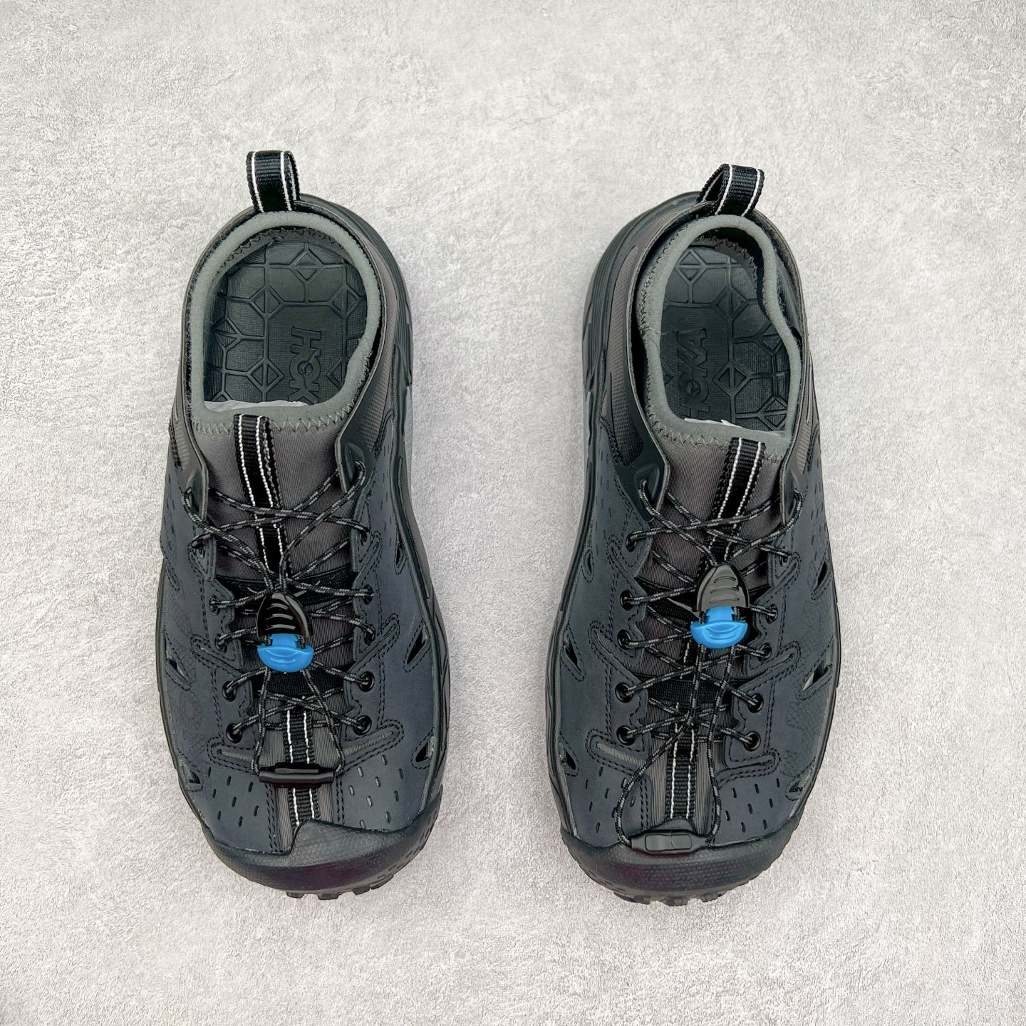 图片[2]-＃HK纯原 HOKA One One Hopara Sandals 霍帕拉系列水路两用溯溪涉水休闲户外露营凉鞋 作为先锋品牌的 HOKA ONE ONE总是以独特的方式 HOPA RA是一款溯溪鞋 又名排水鞋 可长期用于涉水和溯溪 保护脚底和脚趾的安全和舒适 鞋面材料速干 透气 耐磨 鞋底防滑 耐磨 抓地能力强 出于安全考虑 设计要求较高 涉水溯溪过程中 水 泥沙 可以直接从鞋内大孔排出 细纹鞋底使在岩石上抓地能力强 避免打滑 而上路后 鞋面具有快干透气等优点 尺码：36 36.5 37.5 38 39 40 40.5 41 42 42.5 43 44 45-选品中心