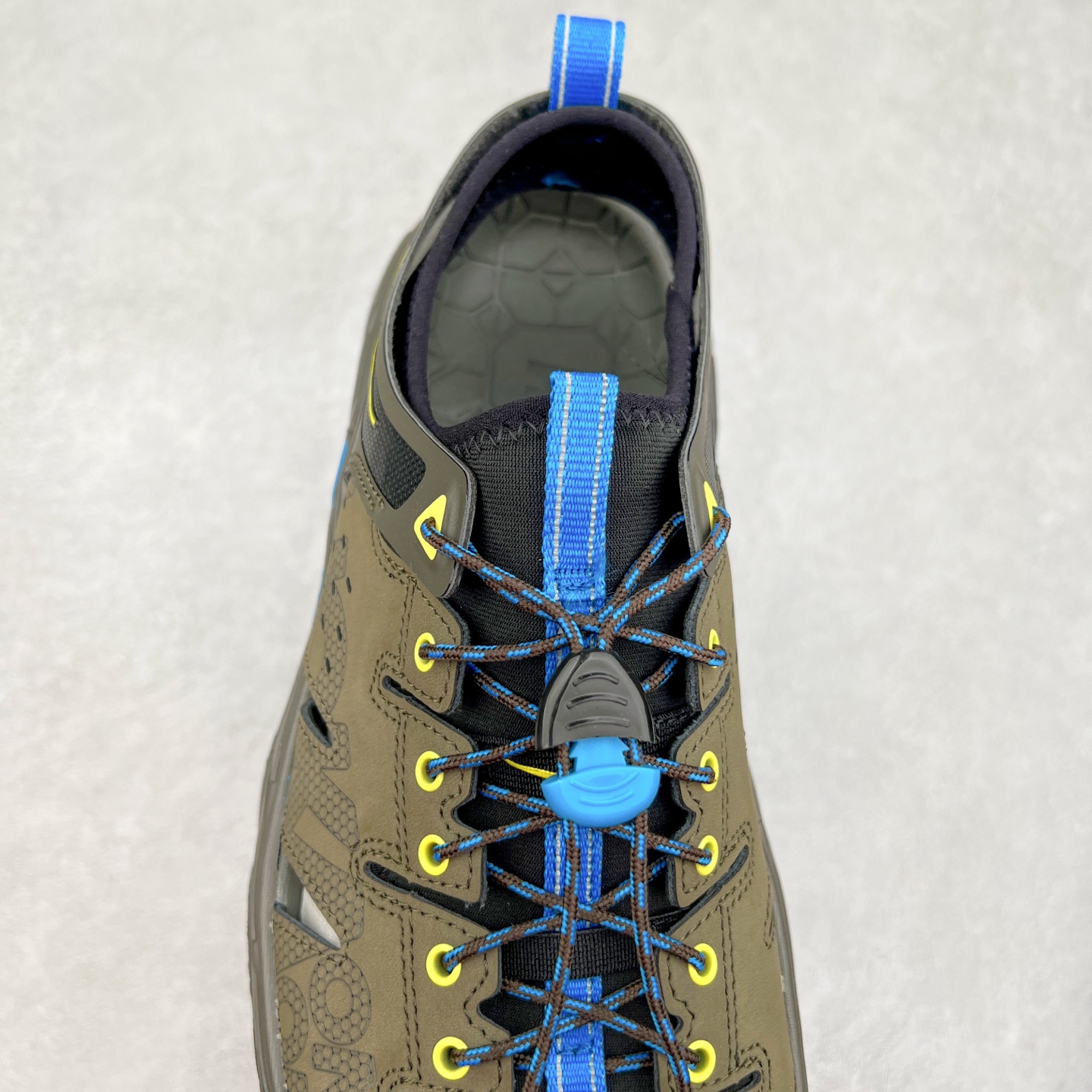 图片[5]-＃HK纯原 HOKA One One Hopara Sandals 霍帕拉系列水路两用溯溪涉水休闲户外露营凉鞋 作为先锋品牌的 HOKA ONE ONE总是以独特的方式 HOPA RA是一款溯溪鞋 又名排水鞋 可长期用于涉水和溯溪 保护脚底和脚趾的安全和舒适 鞋面材料速干 透气 耐磨 鞋底防滑 耐磨 抓地能力强 出于安全考虑 设计要求较高 涉水溯溪过程中 水 泥沙 可以直接从鞋内大孔排出 细纹鞋底使在岩石上抓地能力强 避免打滑 而上路后 鞋面具有快干透气等优点 尺码：36 36.5 37.5 38 39 40 40.5 41 42 42.5 43 44 45-选品中心