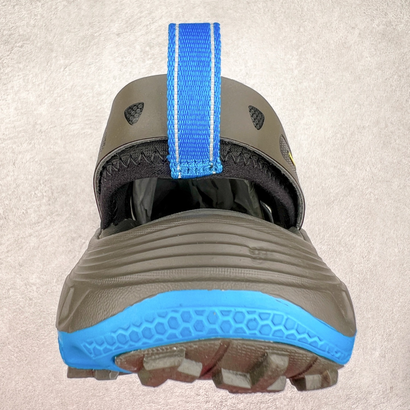 图片[8]-＃HK纯原 HOKA One One Hopara Sandals 霍帕拉系列水路两用溯溪涉水休闲户外露营凉鞋 作为先锋品牌的 HOKA ONE ONE总是以独特的方式 HOPA RA是一款溯溪鞋 又名排水鞋 可长期用于涉水和溯溪 保护脚底和脚趾的安全和舒适 鞋面材料速干 透气 耐磨 鞋底防滑 耐磨 抓地能力强 出于安全考虑 设计要求较高 涉水溯溪过程中 水 泥沙 可以直接从鞋内大孔排出 细纹鞋底使在岩石上抓地能力强 避免打滑 而上路后 鞋面具有快干透气等优点 尺码：36 36.5 37.5 38 39 40 40.5 41 42 42.5 43 44 45-选品中心