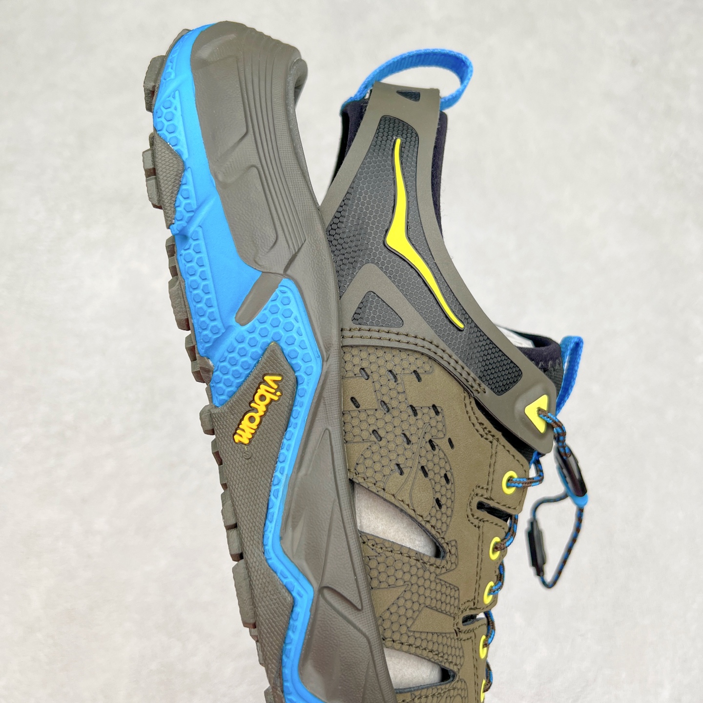 图片[6]-＃HK纯原 HOKA One One Hopara Sandals 霍帕拉系列水路两用溯溪涉水休闲户外露营凉鞋 作为先锋品牌的 HOKA ONE ONE总是以独特的方式 HOPA RA是一款溯溪鞋 又名排水鞋 可长期用于涉水和溯溪 保护脚底和脚趾的安全和舒适 鞋面材料速干 透气 耐磨 鞋底防滑 耐磨 抓地能力强 出于安全考虑 设计要求较高 涉水溯溪过程中 水 泥沙 可以直接从鞋内大孔排出 细纹鞋底使在岩石上抓地能力强 避免打滑 而上路后 鞋面具有快干透气等优点 尺码：36 36.5 37.5 38 39 40 40.5 41 42 42.5 43 44 45-选品中心