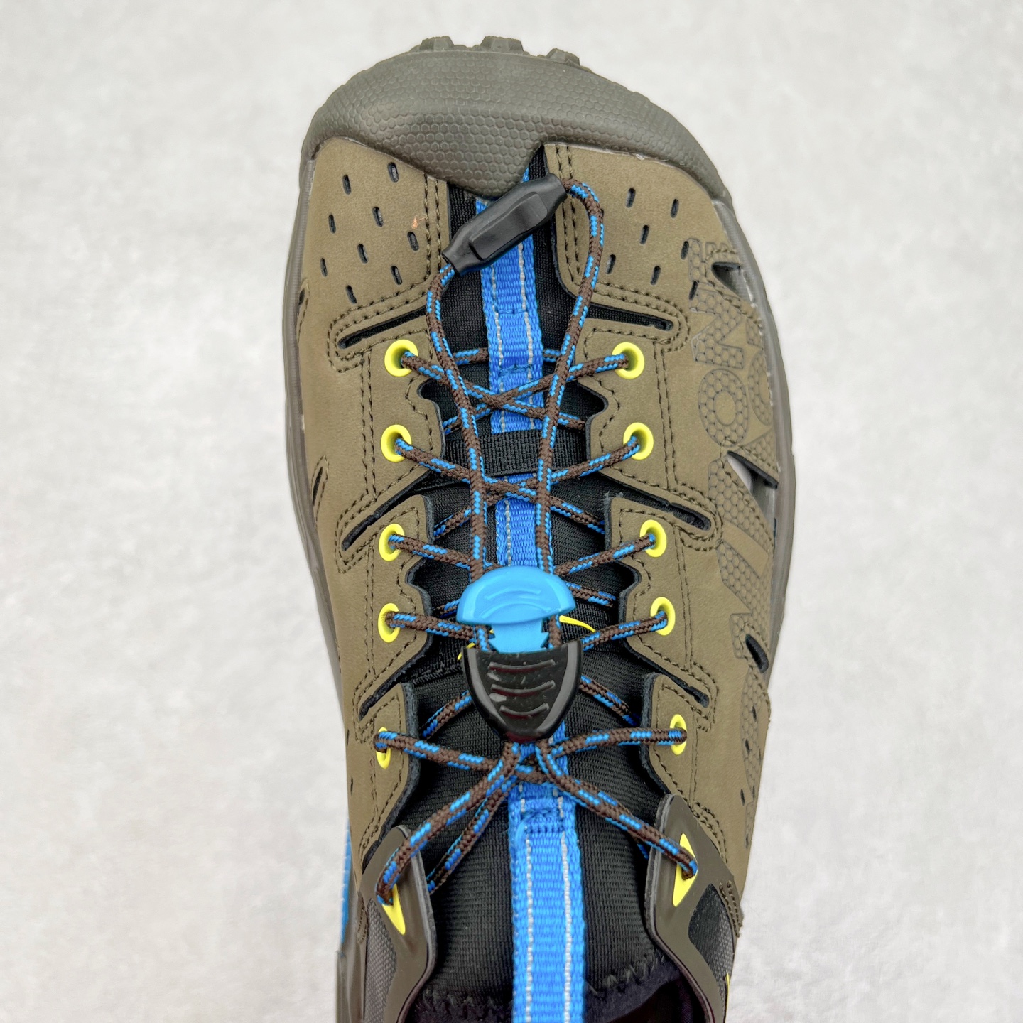 图片[4]-＃HK纯原 HOKA One One Hopara Sandals 霍帕拉系列水路两用溯溪涉水休闲户外露营凉鞋 作为先锋品牌的 HOKA ONE ONE总是以独特的方式 HOPA RA是一款溯溪鞋 又名排水鞋 可长期用于涉水和溯溪 保护脚底和脚趾的安全和舒适 鞋面材料速干 透气 耐磨 鞋底防滑 耐磨 抓地能力强 出于安全考虑 设计要求较高 涉水溯溪过程中 水 泥沙 可以直接从鞋内大孔排出 细纹鞋底使在岩石上抓地能力强 避免打滑 而上路后 鞋面具有快干透气等优点 尺码：36 36.5 37.5 38 39 40 40.5 41 42 42.5 43 44 45-选品中心