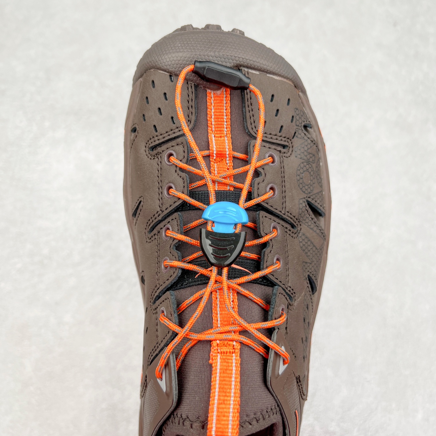 图片[4]-＃HK纯原 HOKA One One Hopara Sandals 霍帕拉系列水路两用溯溪涉水休闲户外露营凉鞋 作为先锋品牌的 HOKA ONE ONE总是以独特的方式 HOPA RA是一款溯溪鞋 又名排水鞋 可长期用于涉水和溯溪 保护脚底和脚趾的安全和舒适 鞋面材料速干 透气 耐磨 鞋底防滑 耐磨 抓地能力强 出于安全考虑 设计要求较高 涉水溯溪过程中 水 泥沙 可以直接从鞋内大孔排出 细纹鞋底使在岩石上抓地能力强 避免打滑 而上路后 鞋面具有快干透气等优点 尺码：36 36.5 37.5 38 39 40 40.5 41 42 42.5 43 44 45-选品中心