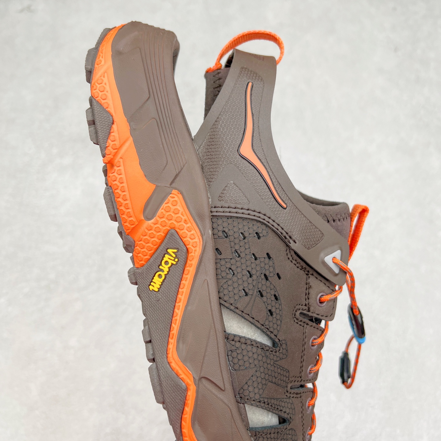 图片[6]-＃HK纯原 HOKA One One Hopara Sandals 霍帕拉系列水路两用溯溪涉水休闲户外露营凉鞋 作为先锋品牌的 HOKA ONE ONE总是以独特的方式 HOPA RA是一款溯溪鞋 又名排水鞋 可长期用于涉水和溯溪 保护脚底和脚趾的安全和舒适 鞋面材料速干 透气 耐磨 鞋底防滑 耐磨 抓地能力强 出于安全考虑 设计要求较高 涉水溯溪过程中 水 泥沙 可以直接从鞋内大孔排出 细纹鞋底使在岩石上抓地能力强 避免打滑 而上路后 鞋面具有快干透气等优点 尺码：36 36.5 37.5 38 39 40 40.5 41 42 42.5 43 44 45-选品中心