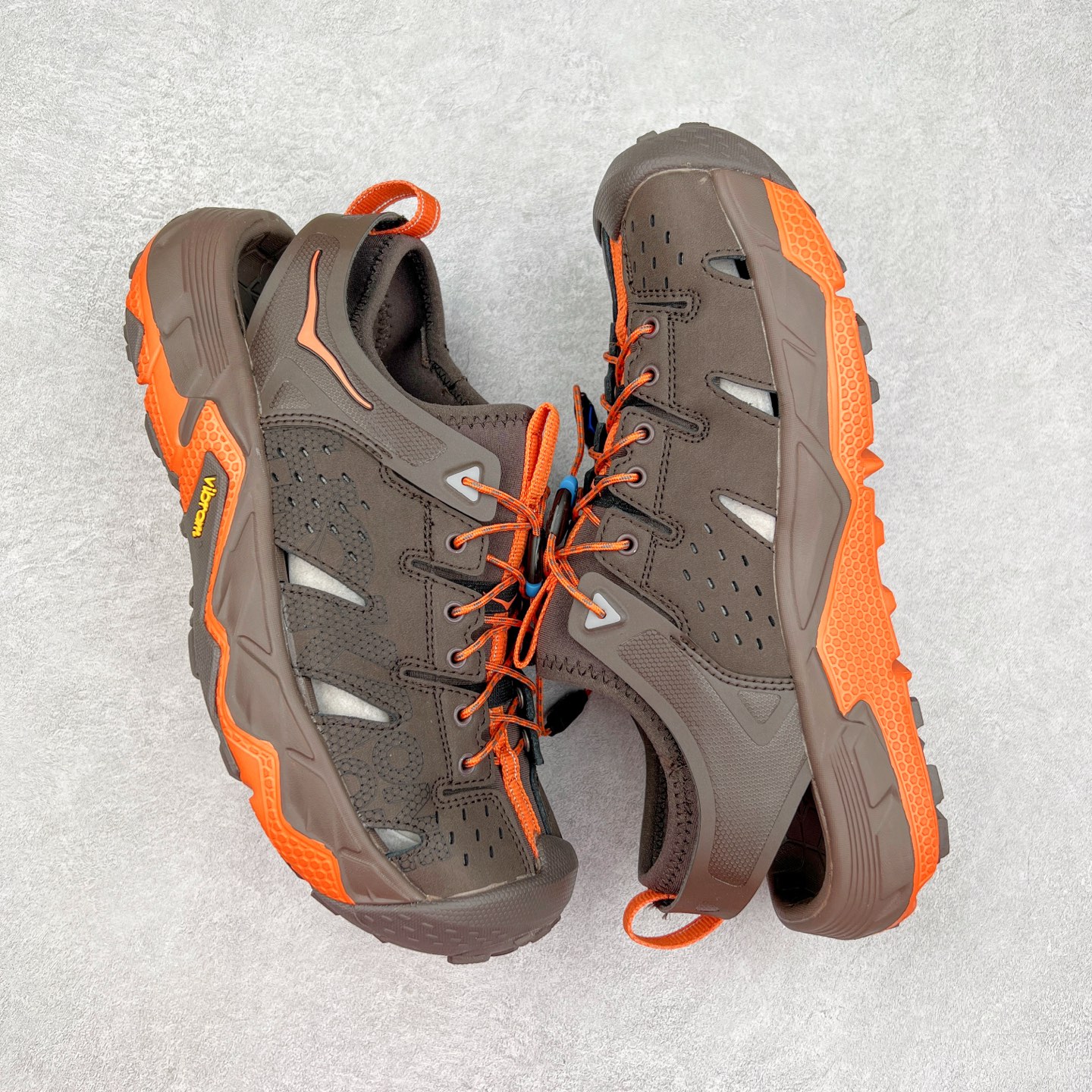 图片[3]-＃HK纯原 HOKA One One Hopara Sandals 霍帕拉系列水路两用溯溪涉水休闲户外露营凉鞋 作为先锋品牌的 HOKA ONE ONE总是以独特的方式 HOPA RA是一款溯溪鞋 又名排水鞋 可长期用于涉水和溯溪 保护脚底和脚趾的安全和舒适 鞋面材料速干 透气 耐磨 鞋底防滑 耐磨 抓地能力强 出于安全考虑 设计要求较高 涉水溯溪过程中 水 泥沙 可以直接从鞋内大孔排出 细纹鞋底使在岩石上抓地能力强 避免打滑 而上路后 鞋面具有快干透气等优点 尺码：36 36.5 37.5 38 39 40 40.5 41 42 42.5 43 44 45-选品中心