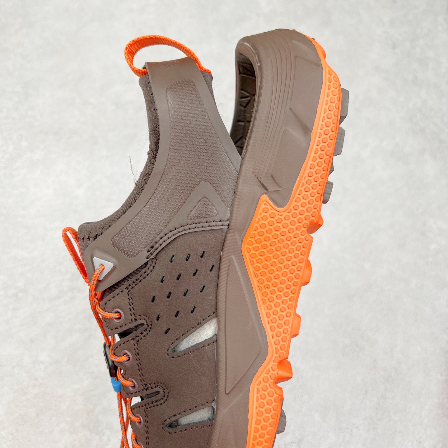 图片[7]-＃HK纯原 HOKA One One Hopara Sandals 霍帕拉系列水路两用溯溪涉水休闲户外露营凉鞋 作为先锋品牌的 HOKA ONE ONE总是以独特的方式 HOPA RA是一款溯溪鞋 又名排水鞋 可长期用于涉水和溯溪 保护脚底和脚趾的安全和舒适 鞋面材料速干 透气 耐磨 鞋底防滑 耐磨 抓地能力强 出于安全考虑 设计要求较高 涉水溯溪过程中 水 泥沙 可以直接从鞋内大孔排出 细纹鞋底使在岩石上抓地能力强 避免打滑 而上路后 鞋面具有快干透气等优点 尺码：36 36.5 37.5 38 39 40 40.5 41 42 42.5 43 44 45-选品中心