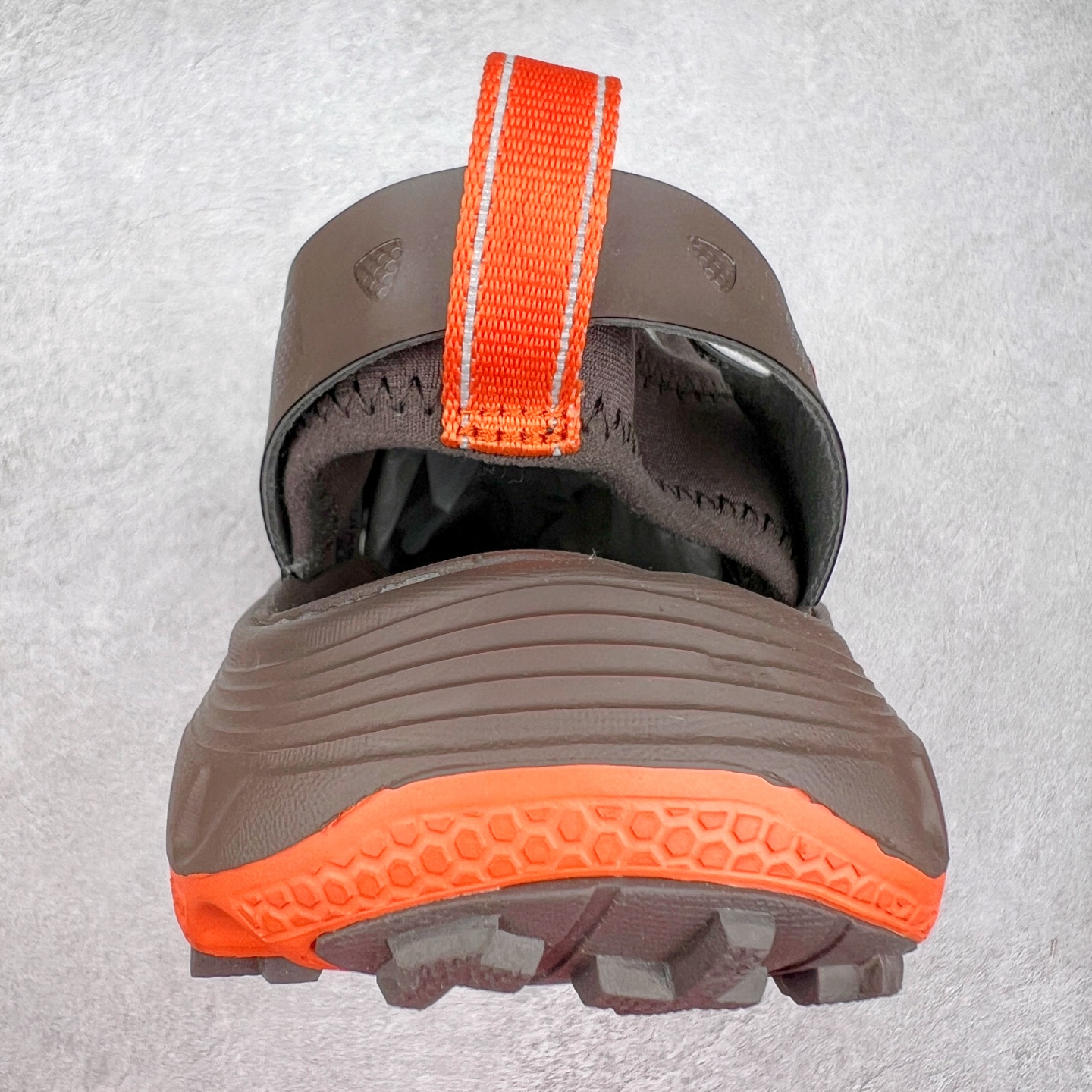 图片[8]-＃HK纯原 HOKA One One Hopara Sandals 霍帕拉系列水路两用溯溪涉水休闲户外露营凉鞋 作为先锋品牌的 HOKA ONE ONE总是以独特的方式 HOPA RA是一款溯溪鞋 又名排水鞋 可长期用于涉水和溯溪 保护脚底和脚趾的安全和舒适 鞋面材料速干 透气 耐磨 鞋底防滑 耐磨 抓地能力强 出于安全考虑 设计要求较高 涉水溯溪过程中 水 泥沙 可以直接从鞋内大孔排出 细纹鞋底使在岩石上抓地能力强 避免打滑 而上路后 鞋面具有快干透气等优点 尺码：36 36.5 37.5 38 39 40 40.5 41 42 42.5 43 44 45-选品中心