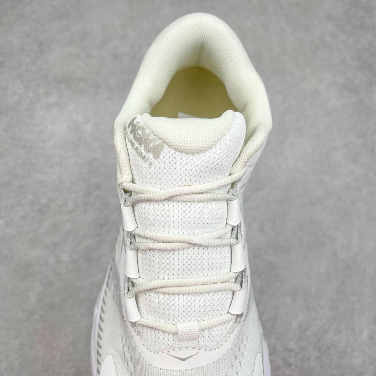 图片[5]-HOKA SKYLINE-FLOAT X 为HOKA首双搭载PeBax推进板的户外登山鞋，为近期大受欢迎的快速登山趋势打造，可同时对应越野跑与快速登山需求。90%蓖麻油提炼制造的Pebax推进版，搭配以甘蔗材质提炼的双密度EVA中底，为登山者带来源源不绝的前进能量。后跟外侧加长的Swallowtail Heel燕尾设计，同时提供上坡有感推进力、下坡步态更顺畅转换的快速登山新体验，适合想尝试轻量化登山，追求快速登山，但希望同时保持支撑推进力的族群。SKYLINE-FLOAT X使用Vibram黄金大底XS Trek复合橡胶成分，兼具耐磨与抓地力，搭配全新设计的5mm大底鞋齿与鞋纹，让克服崎岖地形更轻松，落地更稳定。 尺码：36 36.5 37.5 38 38.5 39 40 40.5 41 42 42.5 43 44 44.5 45-选品中心