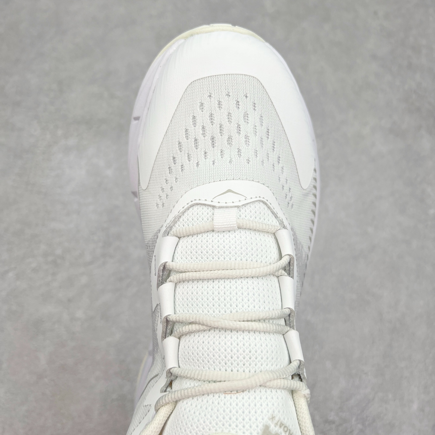 图片[4]-HOKA SKYLINE-FLOAT X 为HOKA首双搭载PeBax推进板的户外登山鞋，为近期大受欢迎的快速登山趋势打造，可同时对应越野跑与快速登山需求。90%蓖麻油提炼制造的Pebax推进版，搭配以甘蔗材质提炼的双密度EVA中底，为登山者带来源源不绝的前进能量。后跟外侧加长的Swallowtail Heel燕尾设计，同时提供上坡有感推进力、下坡步态更顺畅转换的快速登山新体验，适合想尝试轻量化登山，追求快速登山，但希望同时保持支撑推进力的族群。SKYLINE-FLOAT X使用Vibram黄金大底XS Trek复合橡胶成分，兼具耐磨与抓地力，搭配全新设计的5mm大底鞋齿与鞋纹，让克服崎岖地形更轻松，落地更稳定。 尺码：36 36.5 37.5 38 38.5 39 40 40.5 41 42 42.5 43 44 44.5 45-选品中心