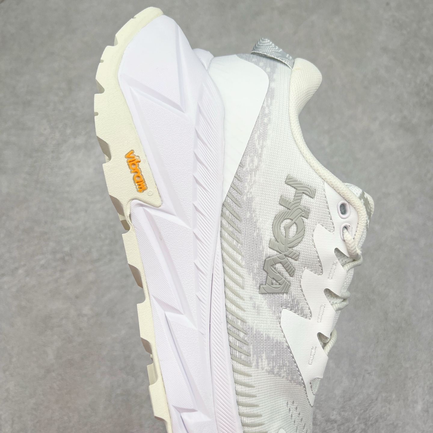 图片[6]-HOKA SKYLINE-FLOAT X 为HOKA首双搭载PeBax推进板的户外登山鞋，为近期大受欢迎的快速登山趋势打造，可同时对应越野跑与快速登山需求。90%蓖麻油提炼制造的Pebax推进版，搭配以甘蔗材质提炼的双密度EVA中底，为登山者带来源源不绝的前进能量。后跟外侧加长的Swallowtail Heel燕尾设计，同时提供上坡有感推进力、下坡步态更顺畅转换的快速登山新体验，适合想尝试轻量化登山，追求快速登山，但希望同时保持支撑推进力的族群。SKYLINE-FLOAT X使用Vibram黄金大底XS Trek复合橡胶成分，兼具耐磨与抓地力，搭配全新设计的5mm大底鞋齿与鞋纹，让克服崎岖地形更轻松，落地更稳定。 尺码：36 36.5 37.5 38 38.5 39 40 40.5 41 42 42.5 43 44 44.5 45-选品中心